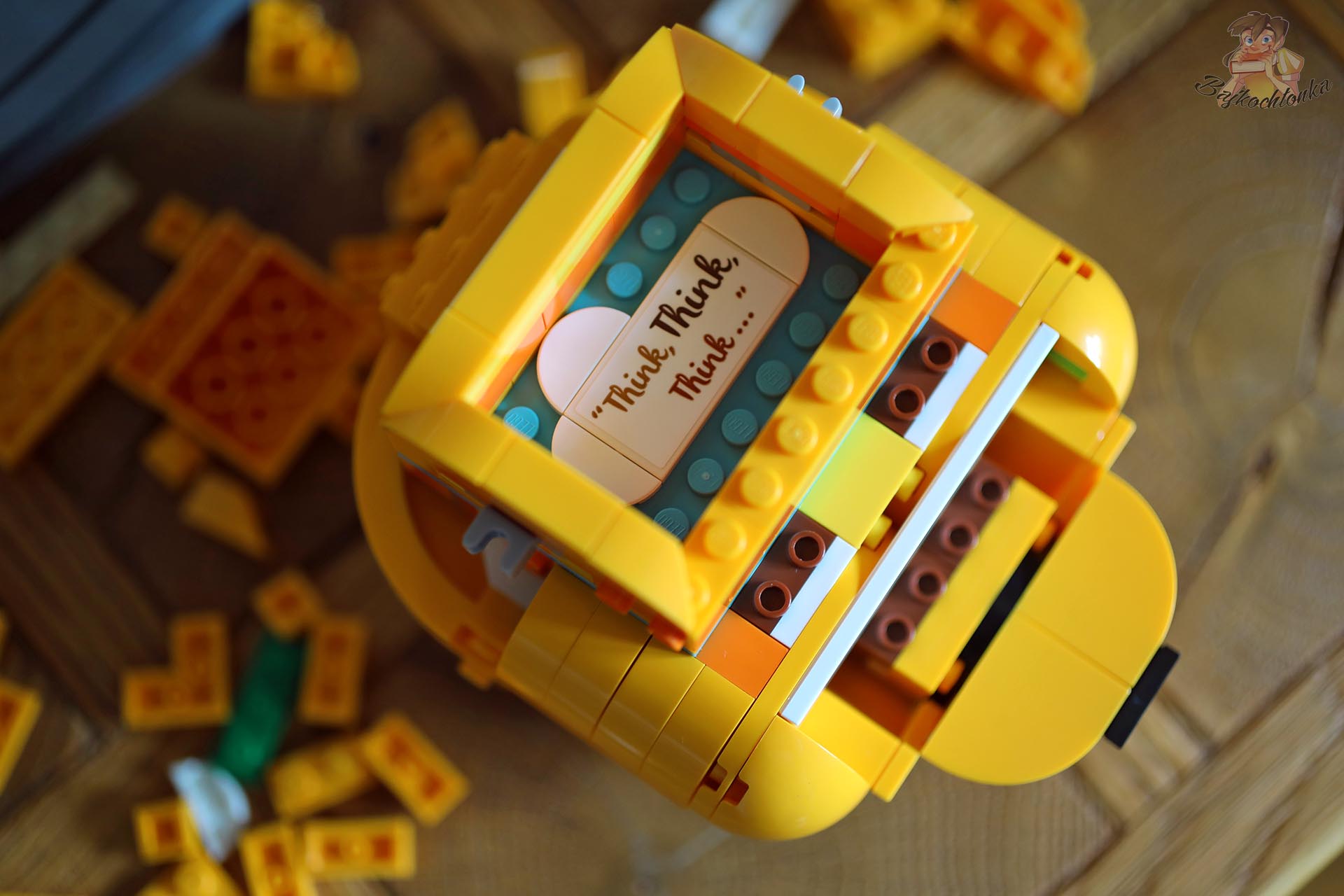 Otwarta głowa LEGO® Kubusia Puchatka z ukrytym napisem „Think, Think, Think…”Otwarta głowa LEGO® Kubusia Puchatka z ukrytym napisem „Think, Think, Think…”