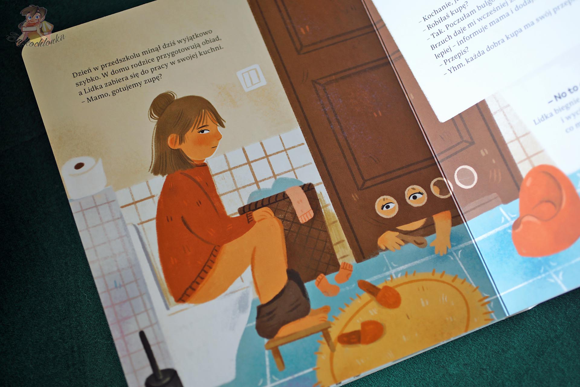 Ilustracja Lidki rozmawiającej z mamą w łazience o kupie i sygnałach wysyłanych przez ciało