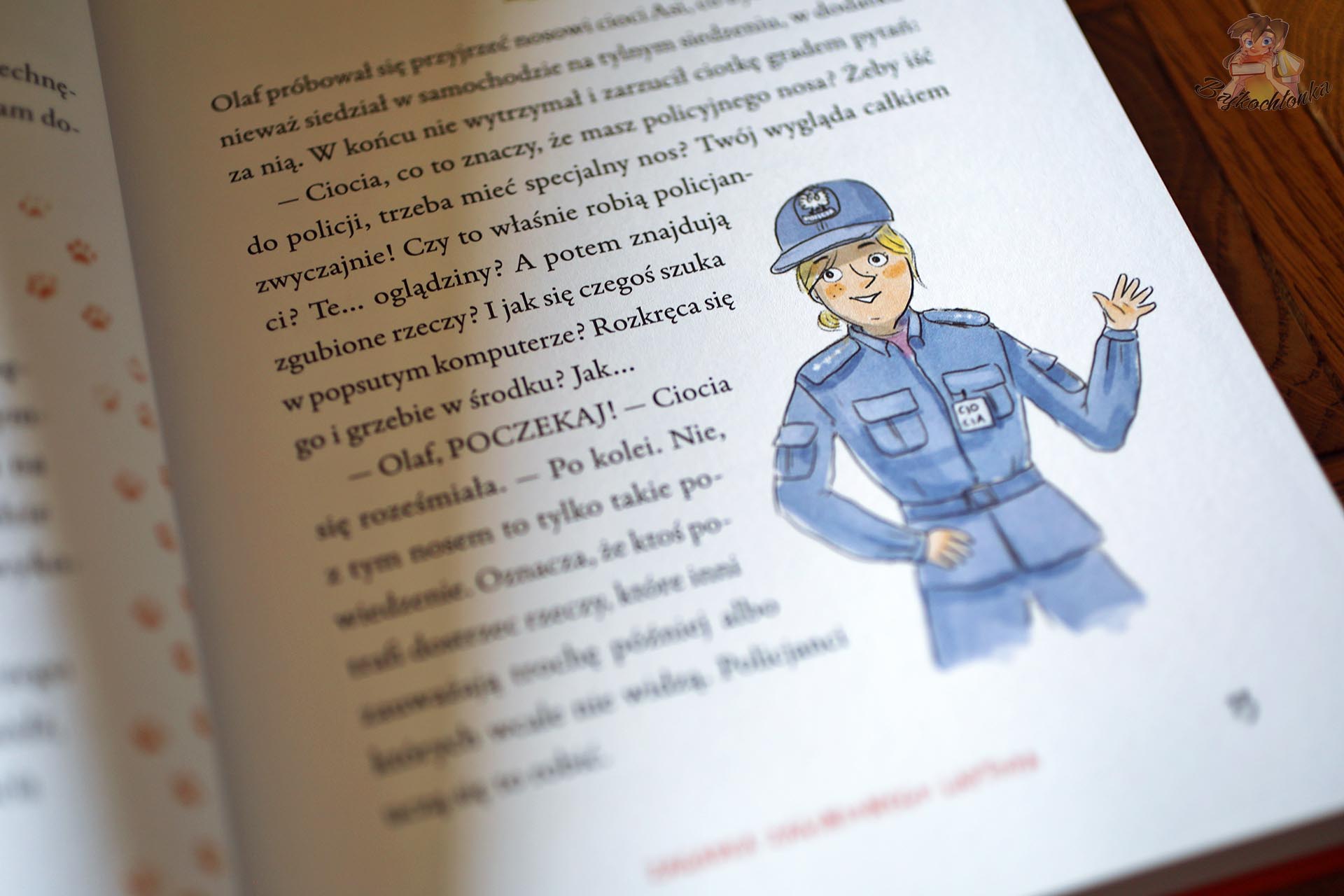 Ciocia Asia policjantka wyjaśnia Olafowi pracę śledczą w książce Młodzi detektywi w akcji