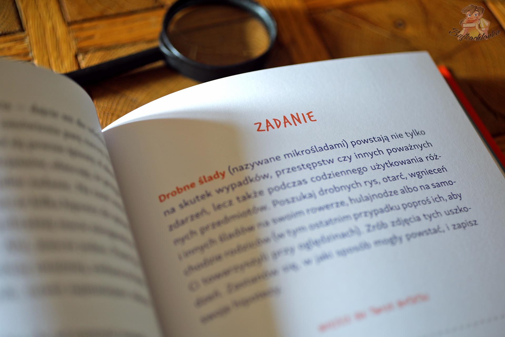 Zadanie o drobnych śladach i mikrośladach w książce detektywistycznej dla dzieci