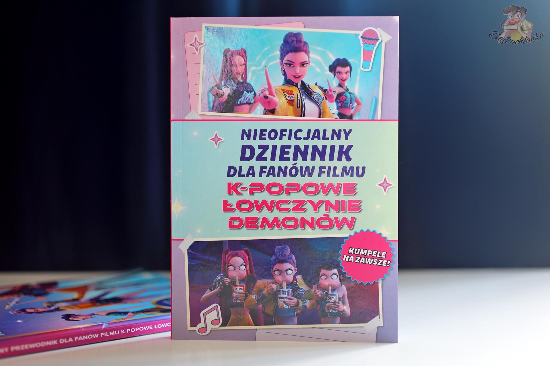 Okładka książki „Nieoficjalny dziennik dla fanów filmu K-popowe łowczynie demonów”