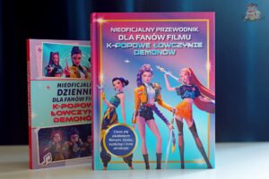 Nieoficjalny przewodnik i dziennik dla fanów filmu „K-popowe łowczynie demonów” ustawione obok siebie