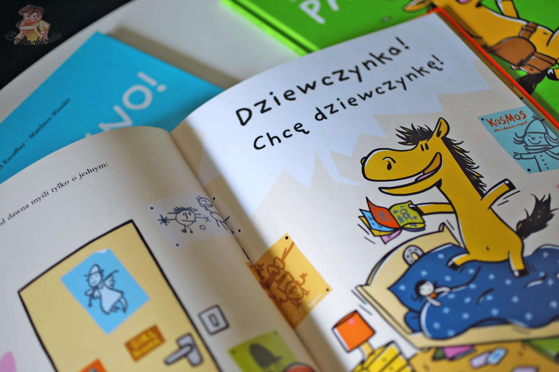 Plansza z książki Palomino z hasłem „Dziewczynka! Chcę dziewczynkę!” i kucykiem czytającym w łóżku