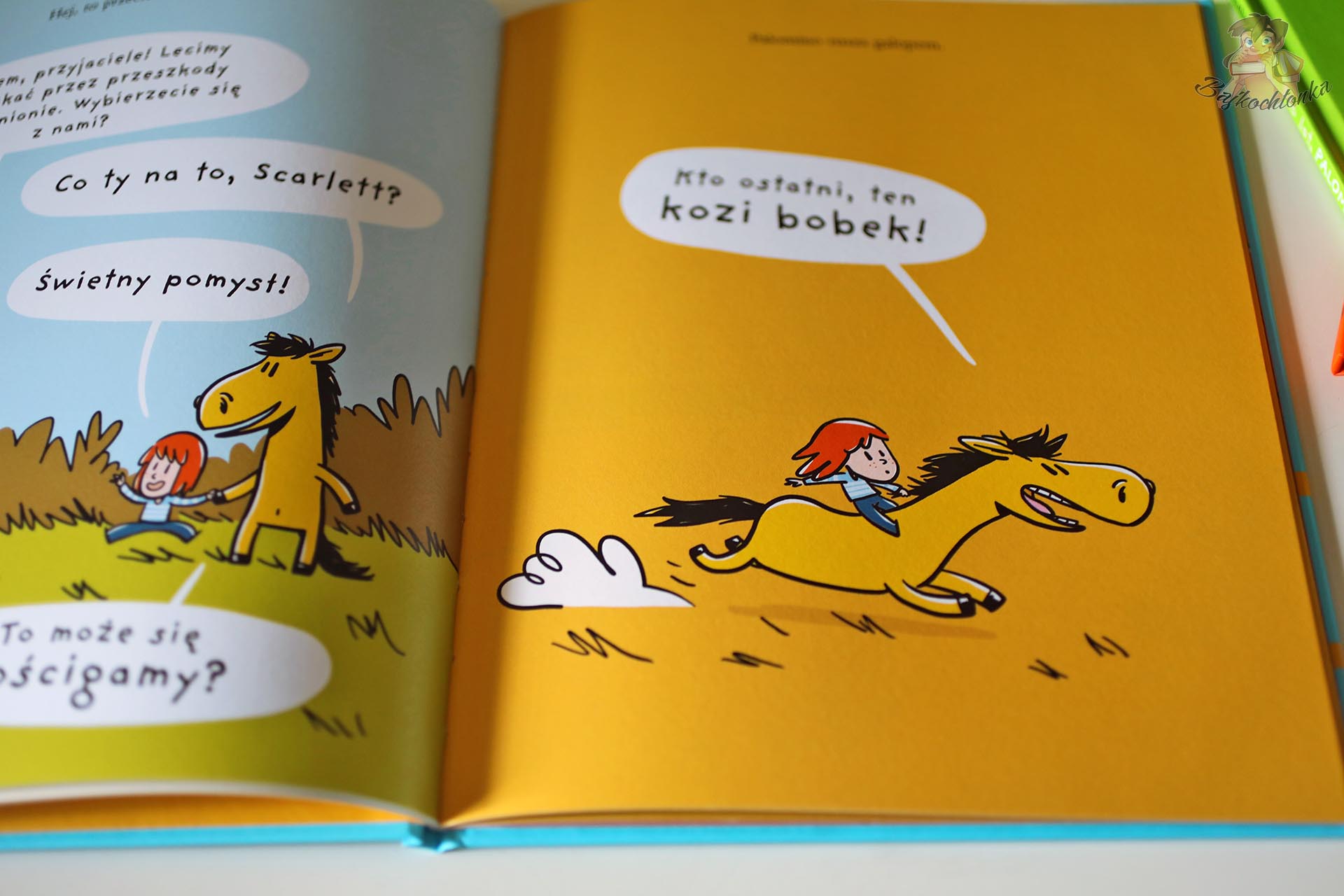 Palomino i Scarlett podczas zabawy oraz wyścigu na intensywnie żółtej rozkładówce z serii Palomino