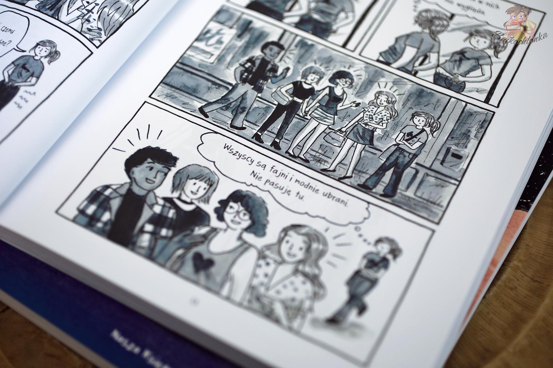 Plansza z komiksu Moje doskonale niedoskonałe ciało o porównywaniu swojego wyglądu i ubioru z rówieśnikami