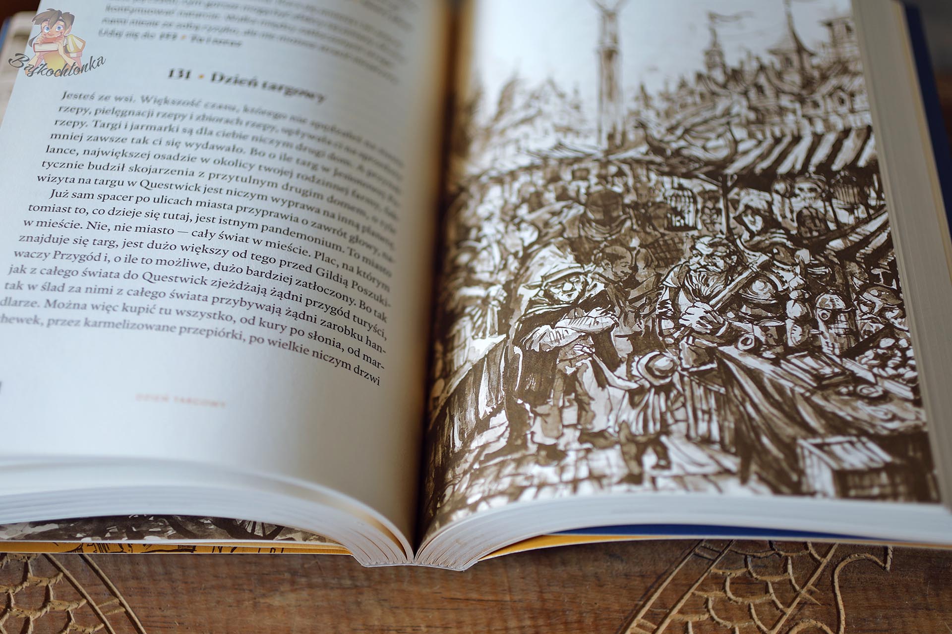 Ilustracja zatłoczonego targu w paragrafie „Dzień targowy” z książki „Questwick. Stolica Przygody”