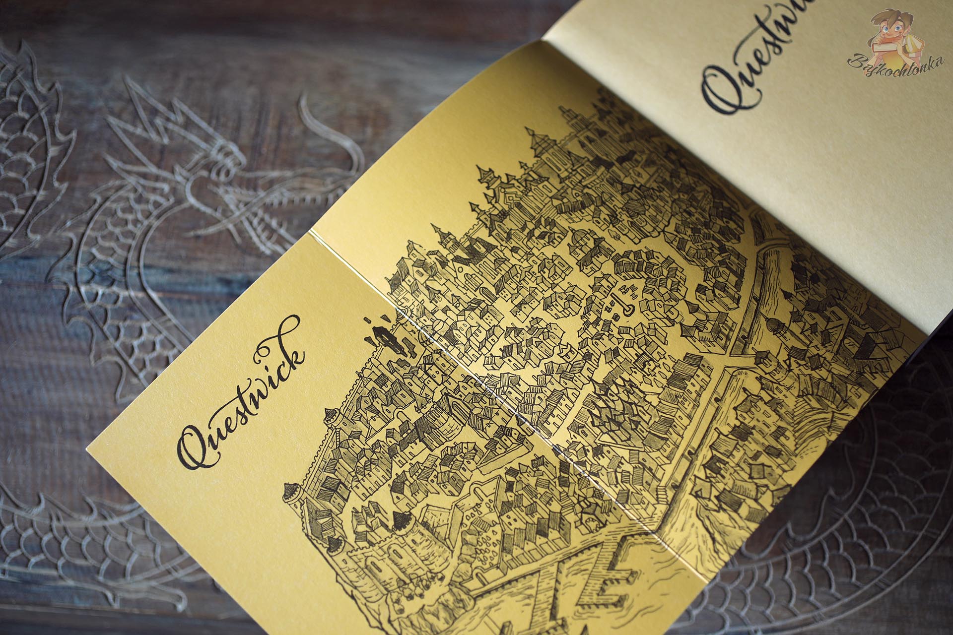 Rozkładana mapa Questwick na wewnętrznych skrzydełkach gry książkowej Rocha Urbaniaka