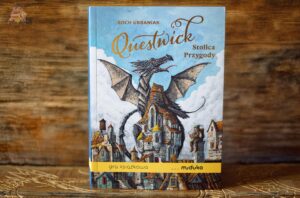 Okładka gry książkowej „Questwick. Stolica Przygody” Rocha Urbaniaka z ilustracją smoka nad miastem
