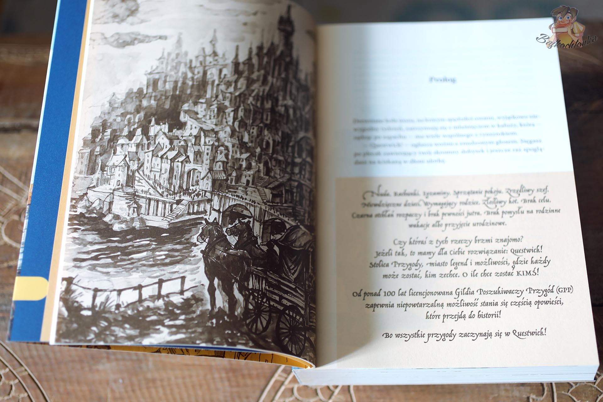 Wprowadzenie do świata gry książkowej „Questwick. Stolica Przygody” z ilustracją fantastycznego miasta