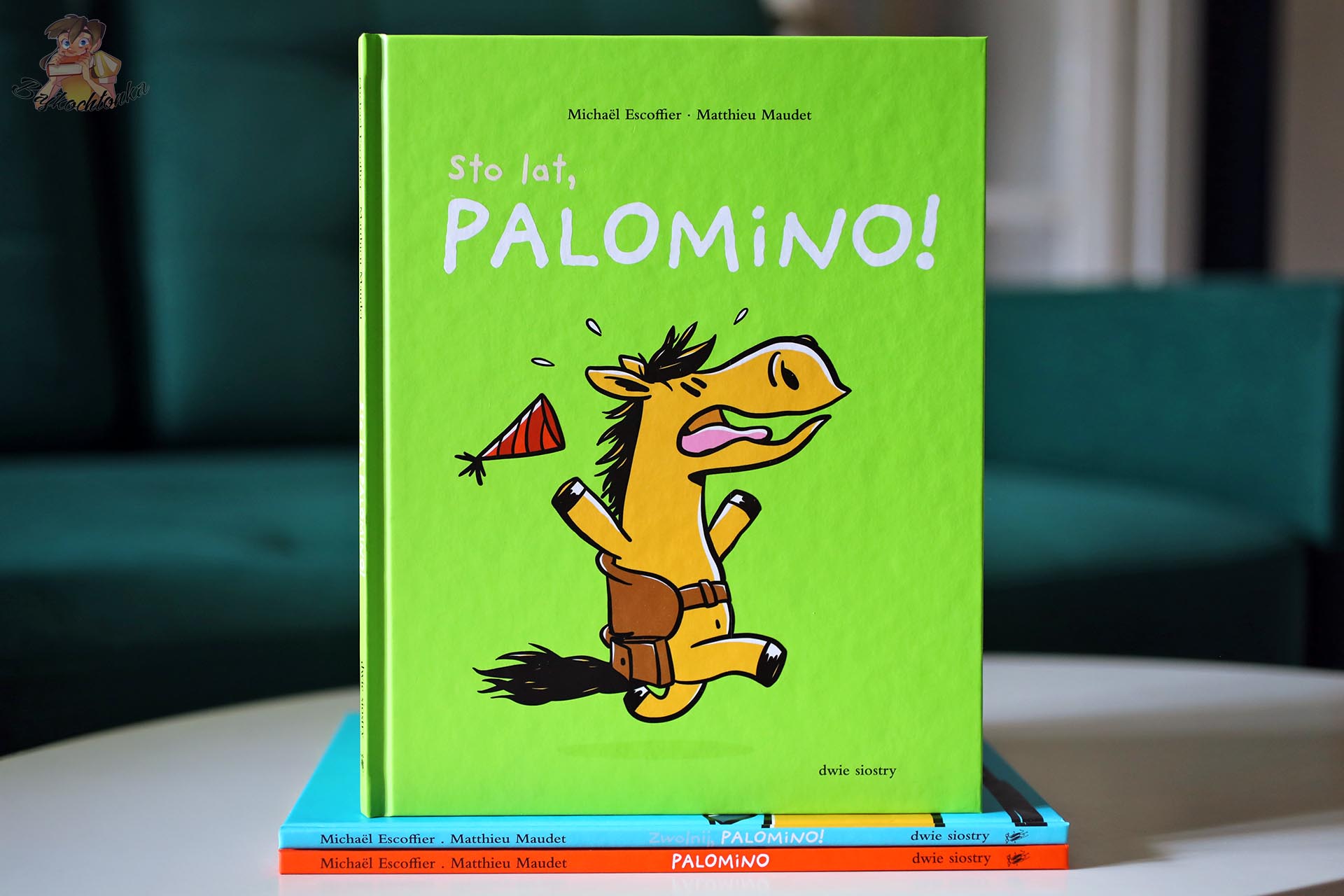 Okładka książki Sto lat, Palomino! z kucykiem na intensywnie zielonym tle