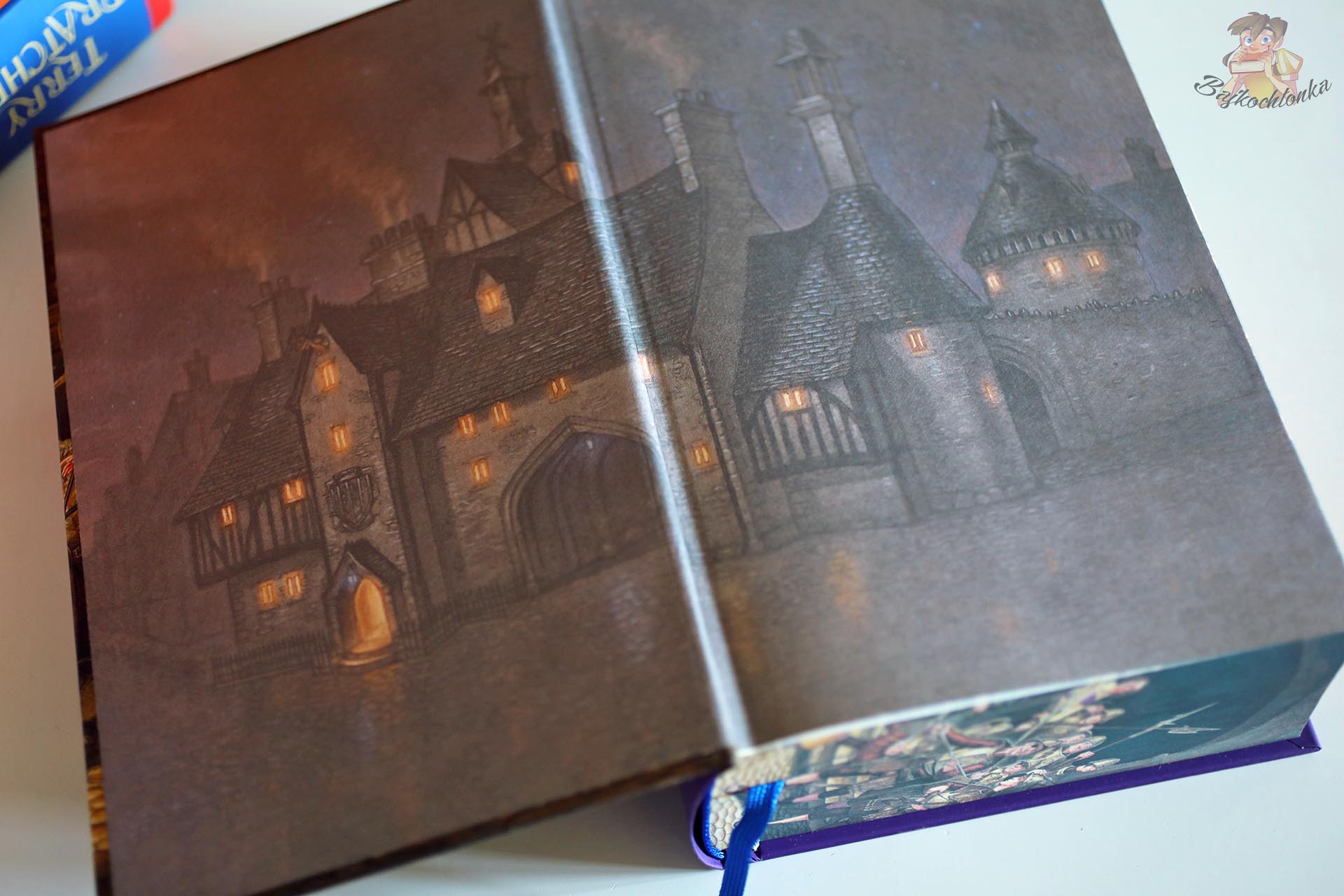 Ilustrowana wyklejka przedstawiająca nocne Ankh-Morpork w książce Straż Miejska. Tom 2