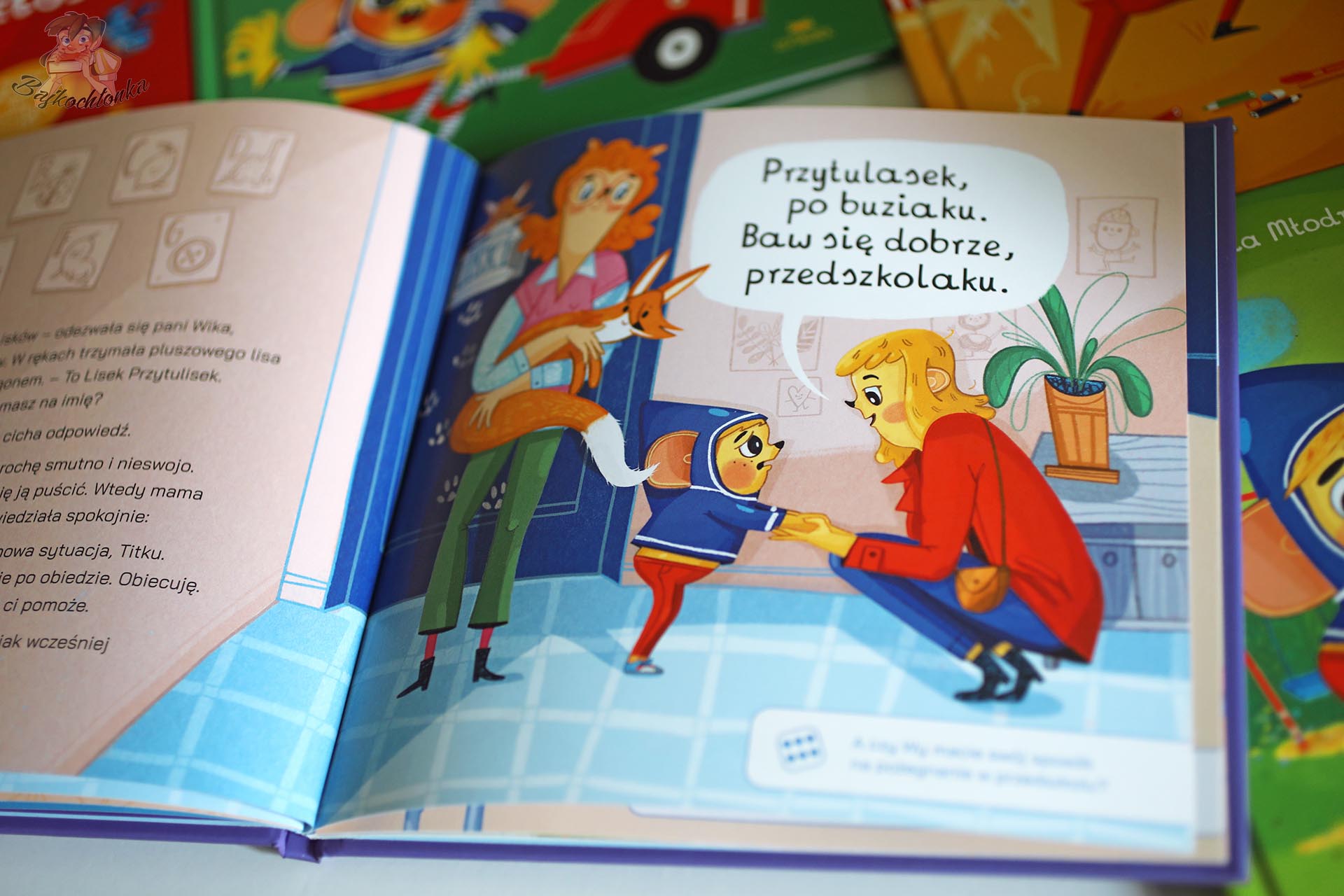 Titek żegna się z mamą i poznaje nauczycielkę podczas pierwszego dnia w przedszkolu