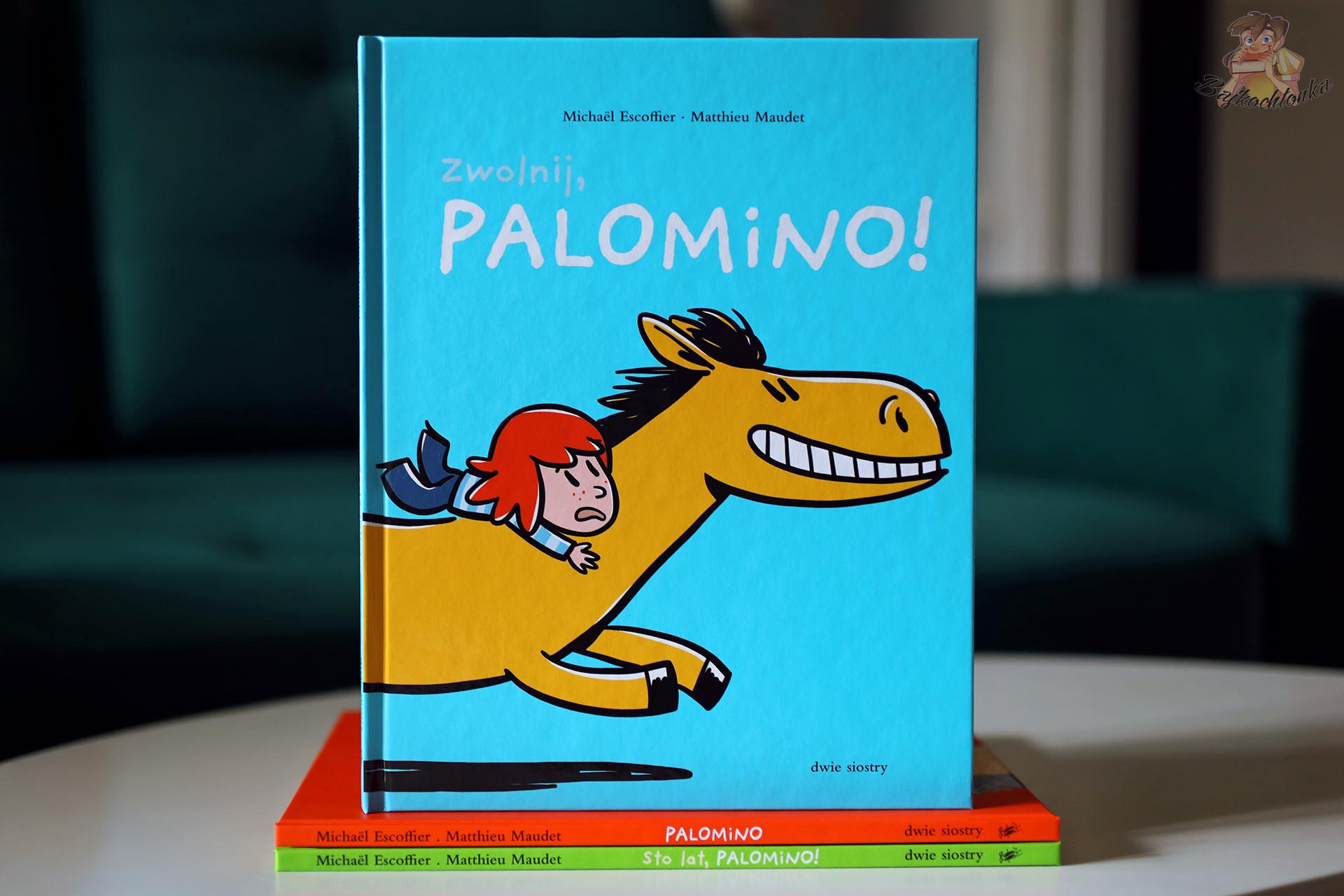 Okładka książki Zwolnij, Palomino! z kucykiem i Scarlett na intensywnie niebieskim tle