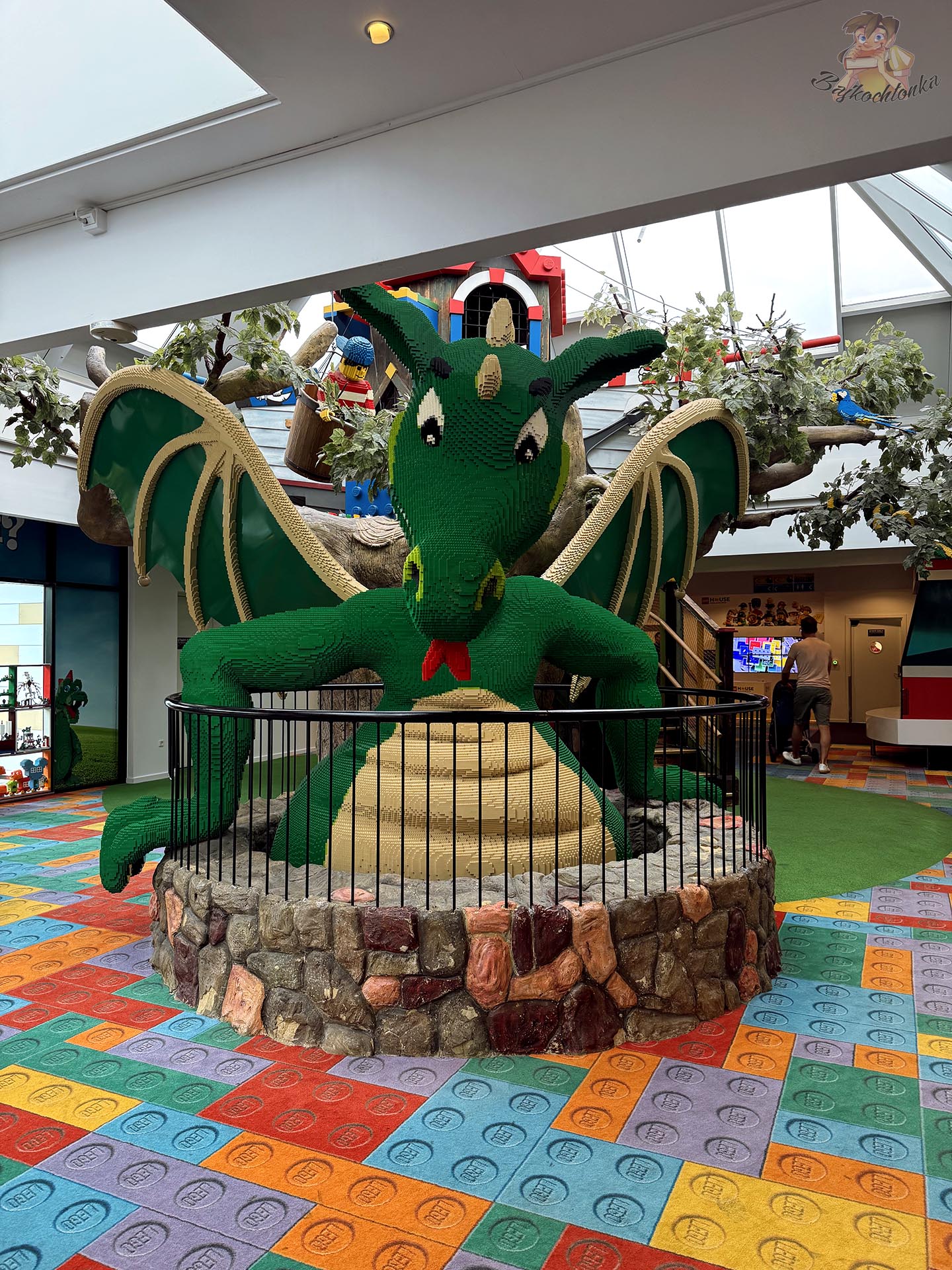 Wielki zielony smok z klocków LEGO we wnętrzu Hotel LEGOLAND w Billund