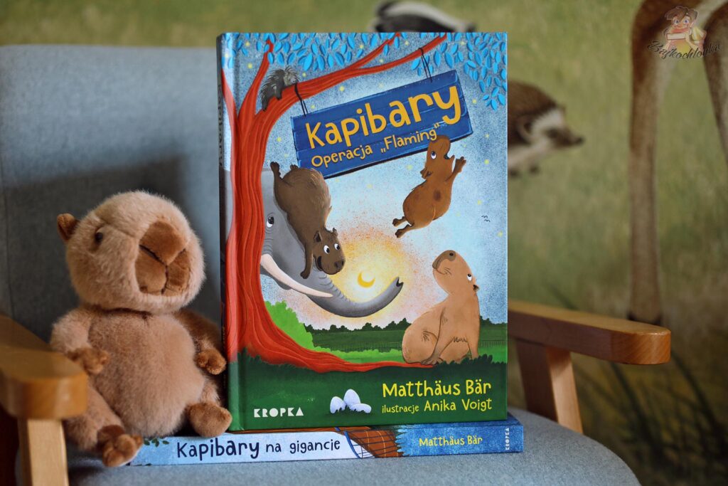 Okładka książki „Kapibary. Operacja Flaming” Matthäusa Bära z ilustracjami Aniki Voigt