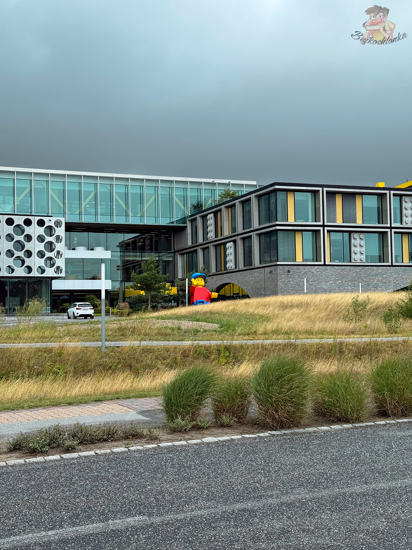 Siedziba LEGO Group w Billund z dużą figurą minifigurki przed budynkiem