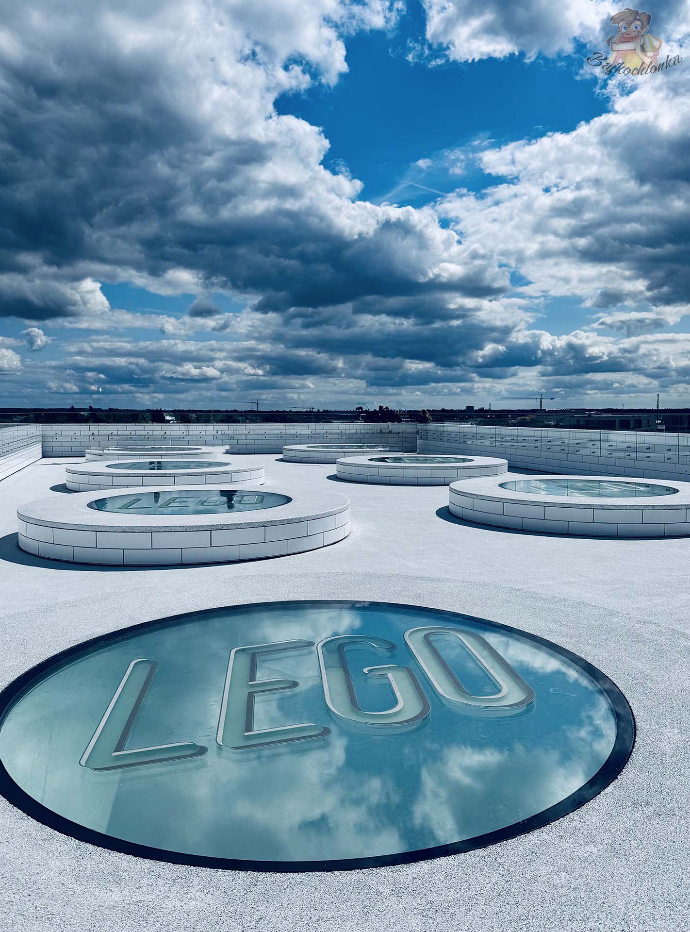 Dach LEGO House w Billund z okrągłymi świetlikami przypominającymi wypustki klocków LEGO