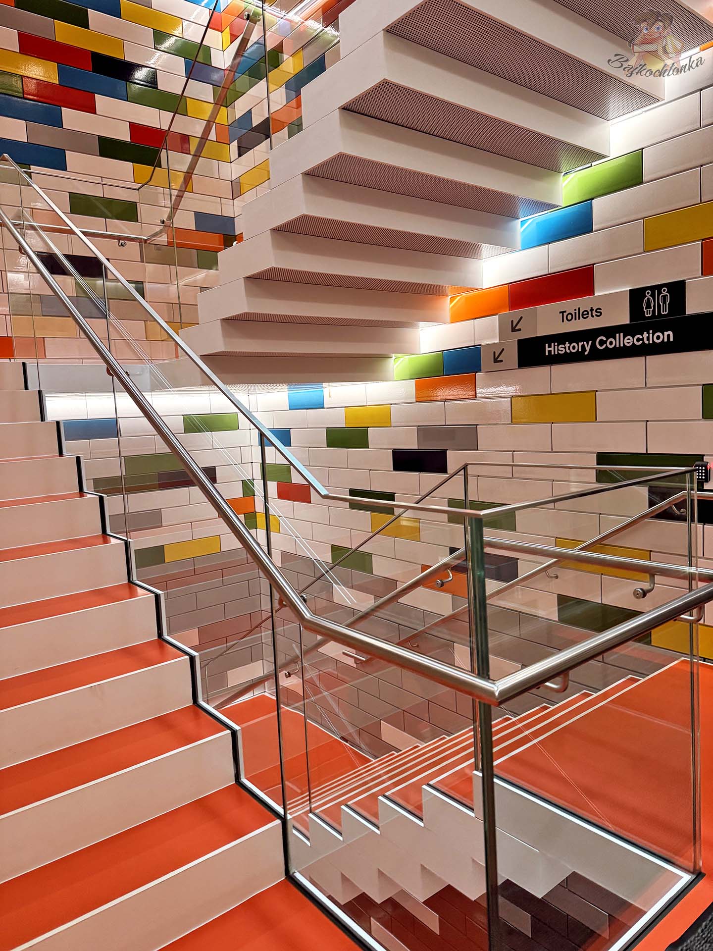 Kolorowe schody prowadzące do History Collection w LEGO House w Billund