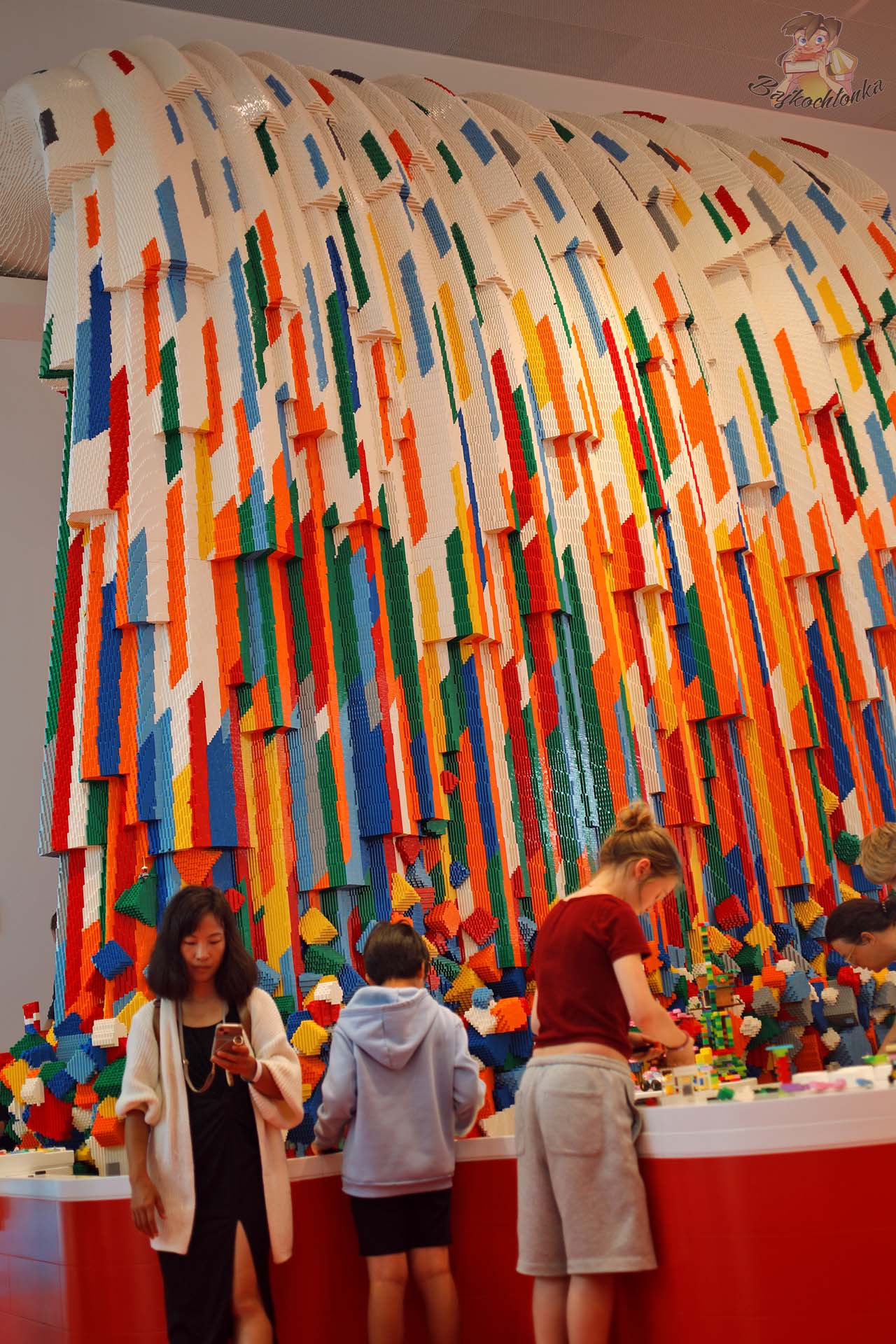 Monumentalna kolorowa instalacja z klocków LEGO we wnętrzu LEGO House w Billund