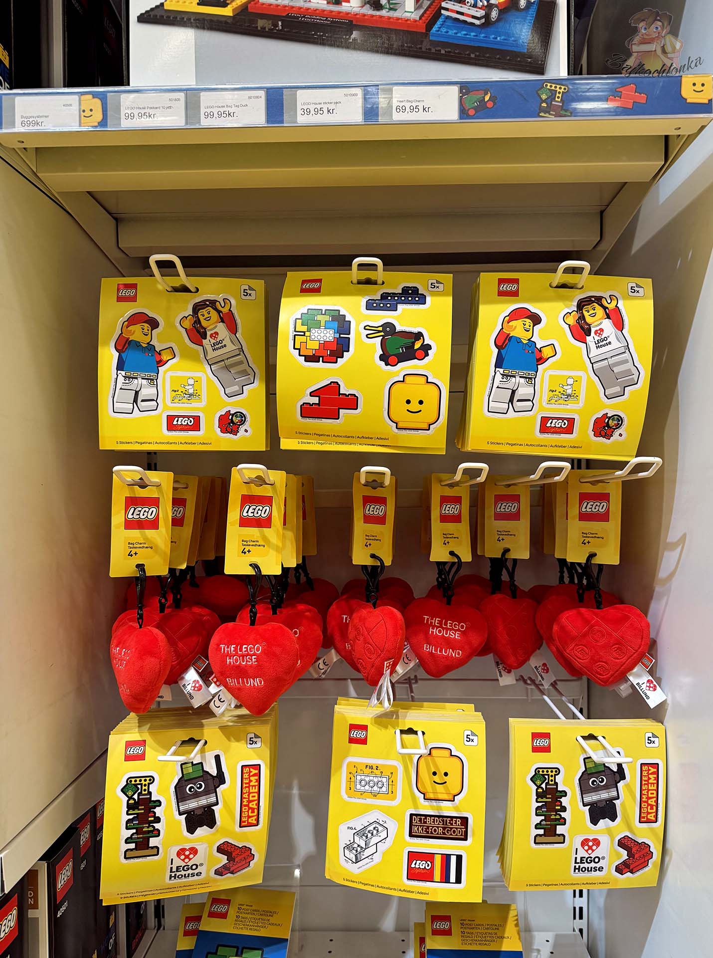 Naklejki, breloki i czerwone serca LEGO House dostępne w sklepie w Billund