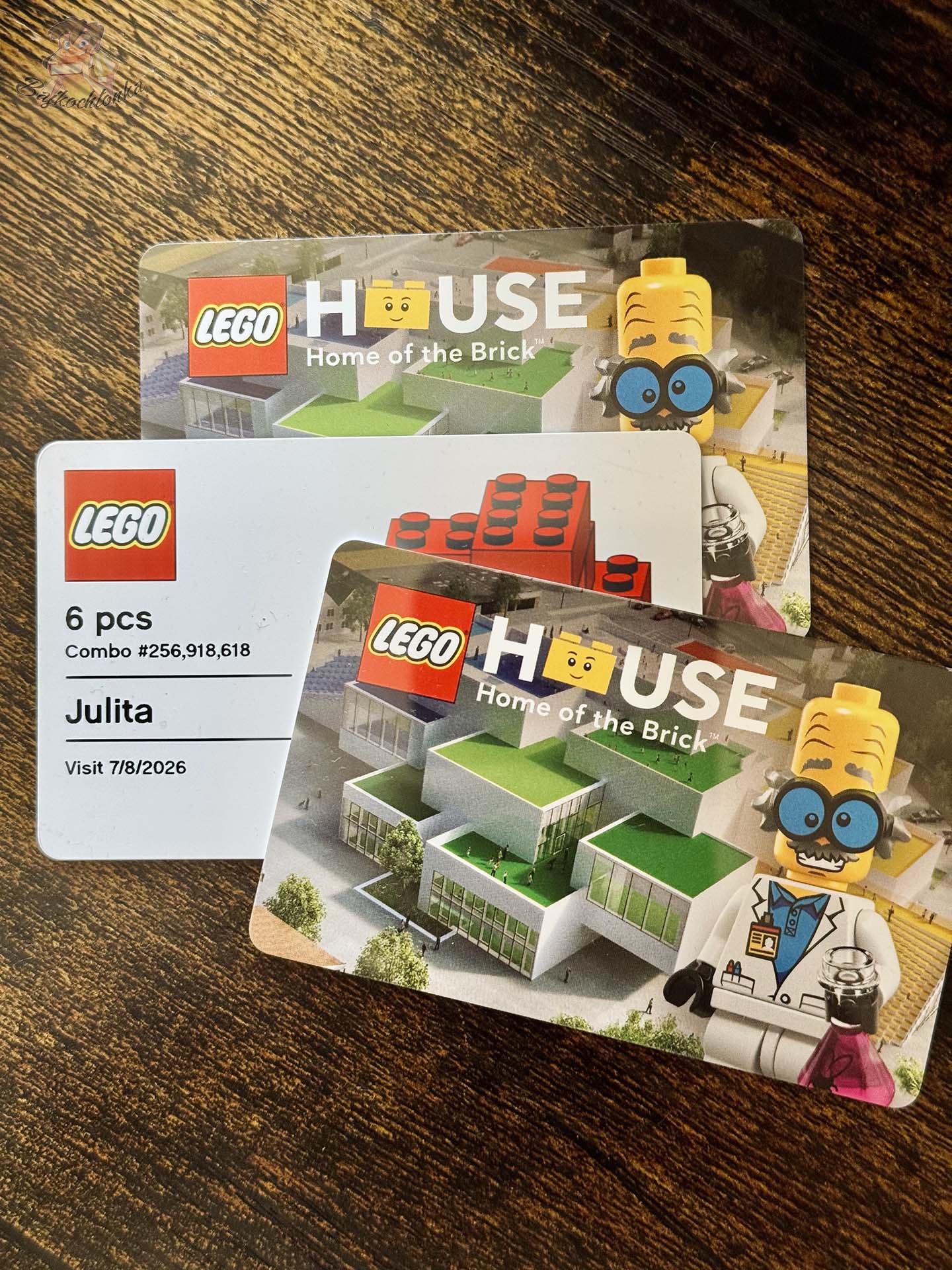 Pamiątkowe karty LEGO House i unikalna kombinacja sześciu klocków otrzymywana podczas wizyty