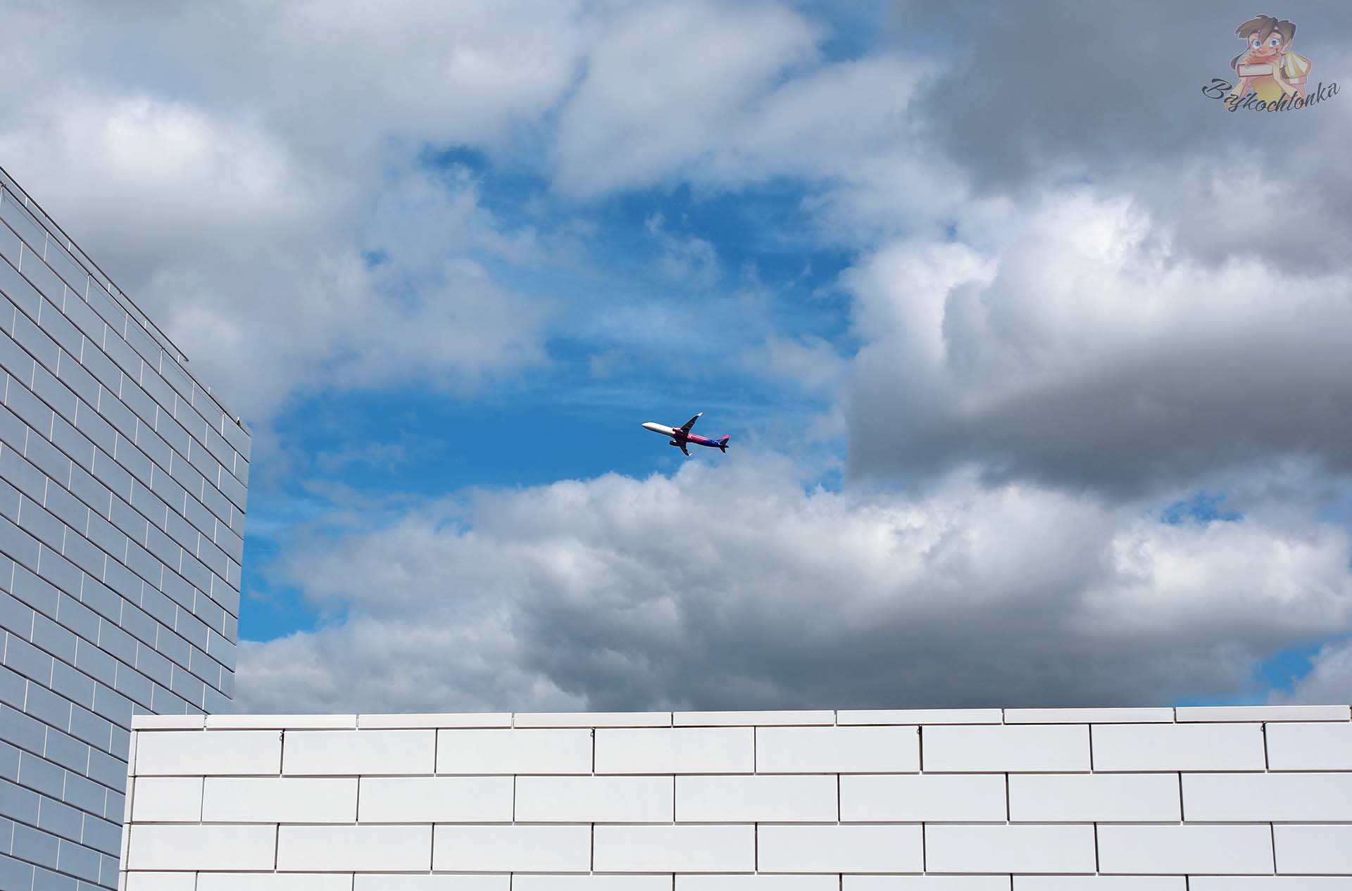 Samolot przelatujący nad LEGO House w Billund