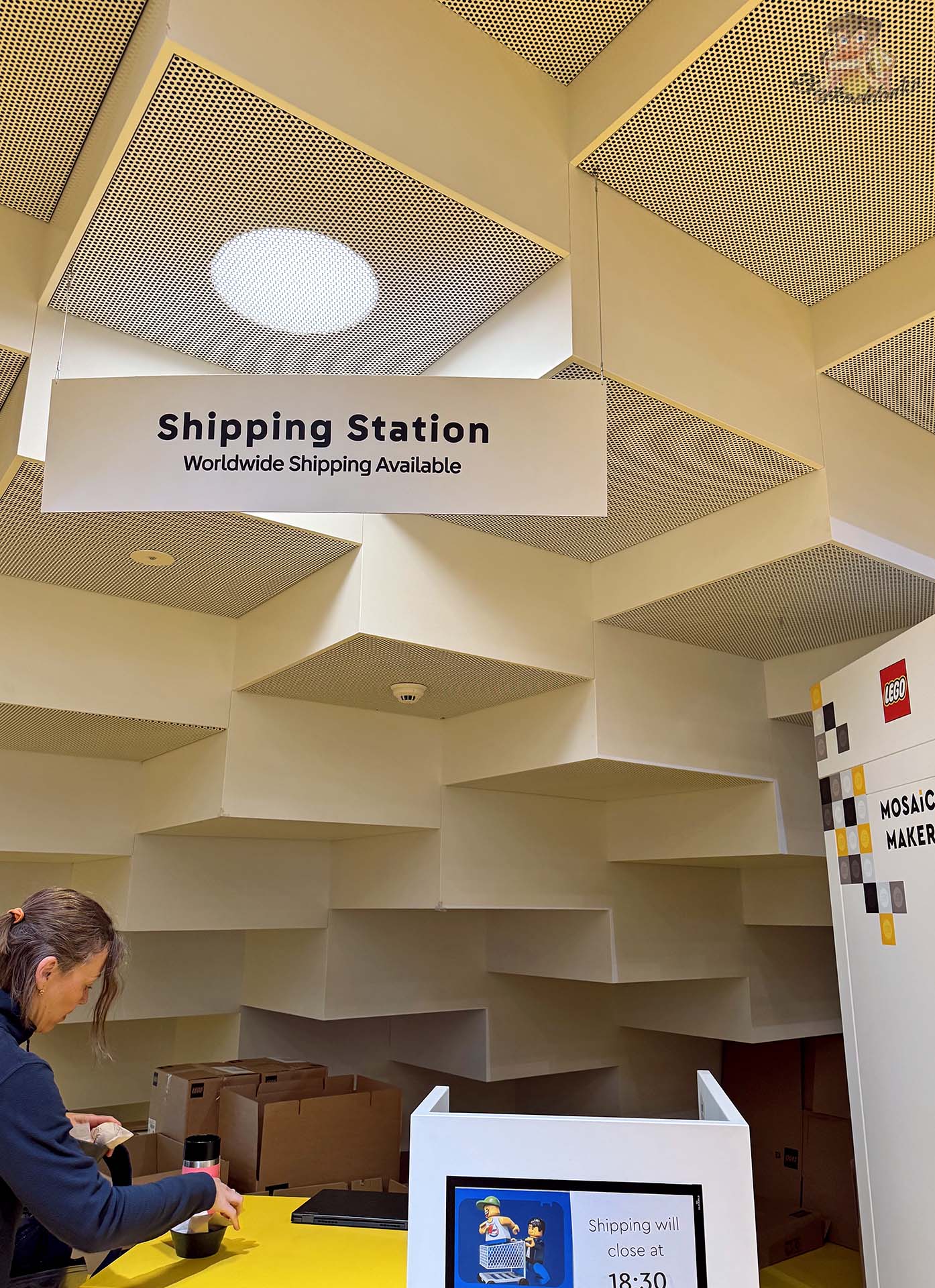 Shipping Station w LEGO House umożliwiająca wysyłkę zakupów na cały świat