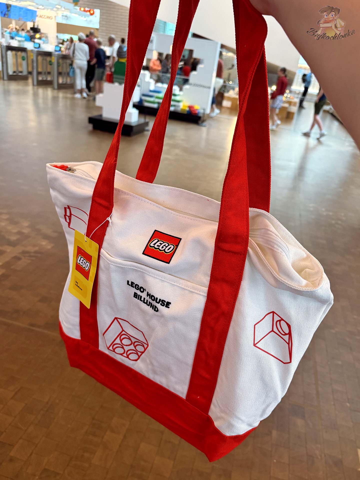 Biało-czerwona torba LEGO House Billund dostępna jako pamiątka