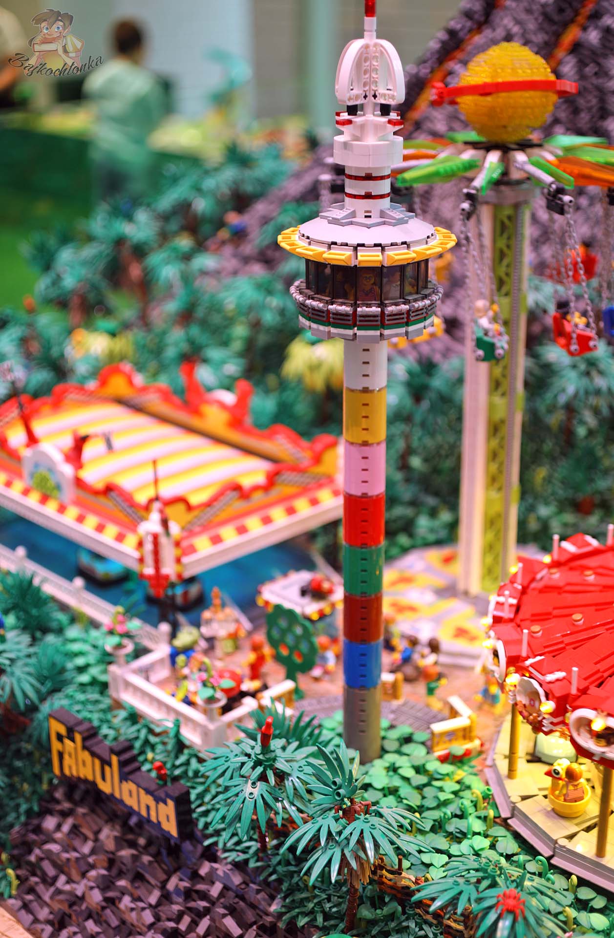 Wieża i park rozrywki zbudowane z klocków LEGO na ekspozycji Fabuland