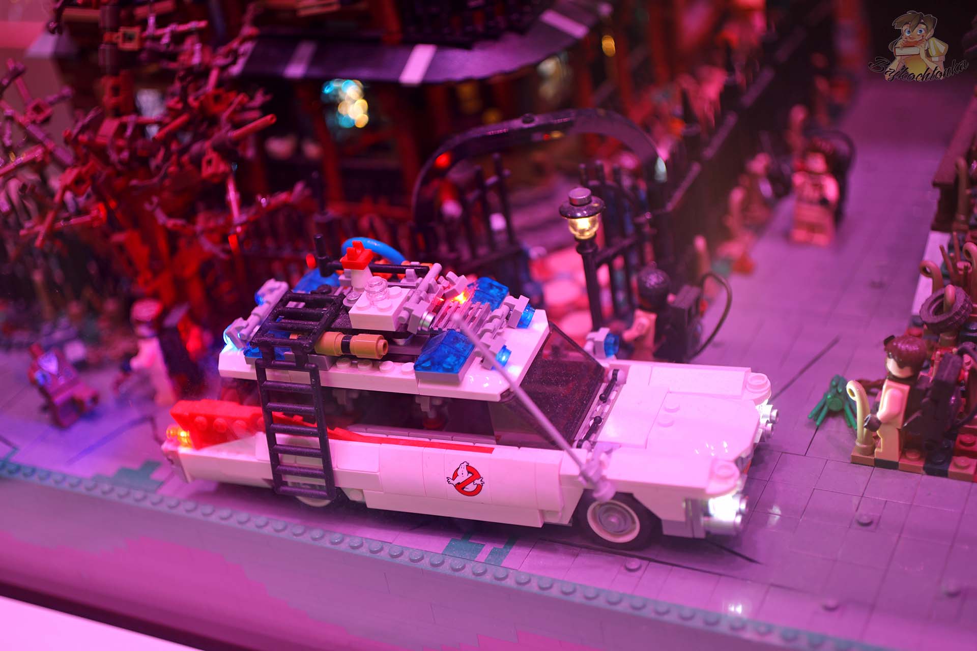 Samochód Ecto-1 Ghostbusters zbudowany z klocków LEGO na wystawie LEGO House