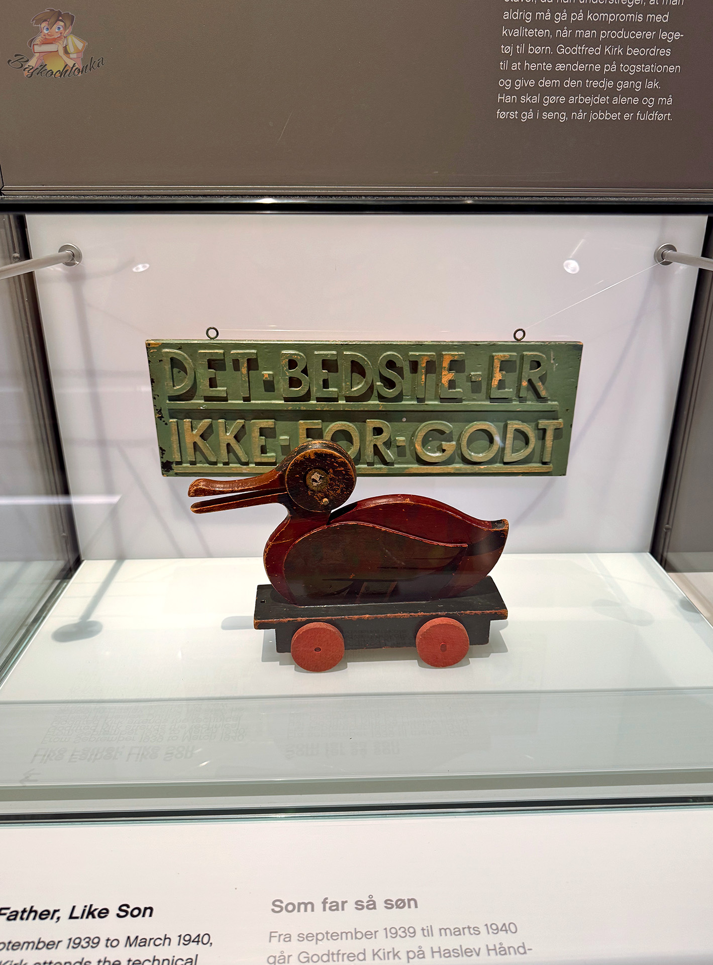 Historyczna drewniana kaczka i motto firmy prezentowane w LEGO House