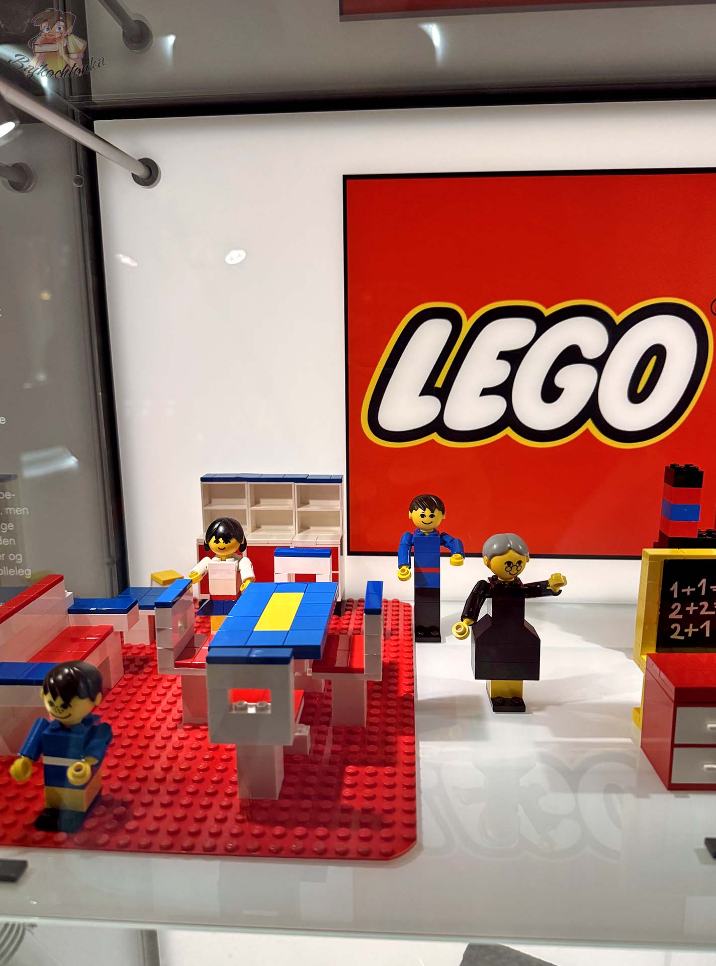 Klasyczne figurki i zestawy LEGO prezentowane na wystawie historii marki