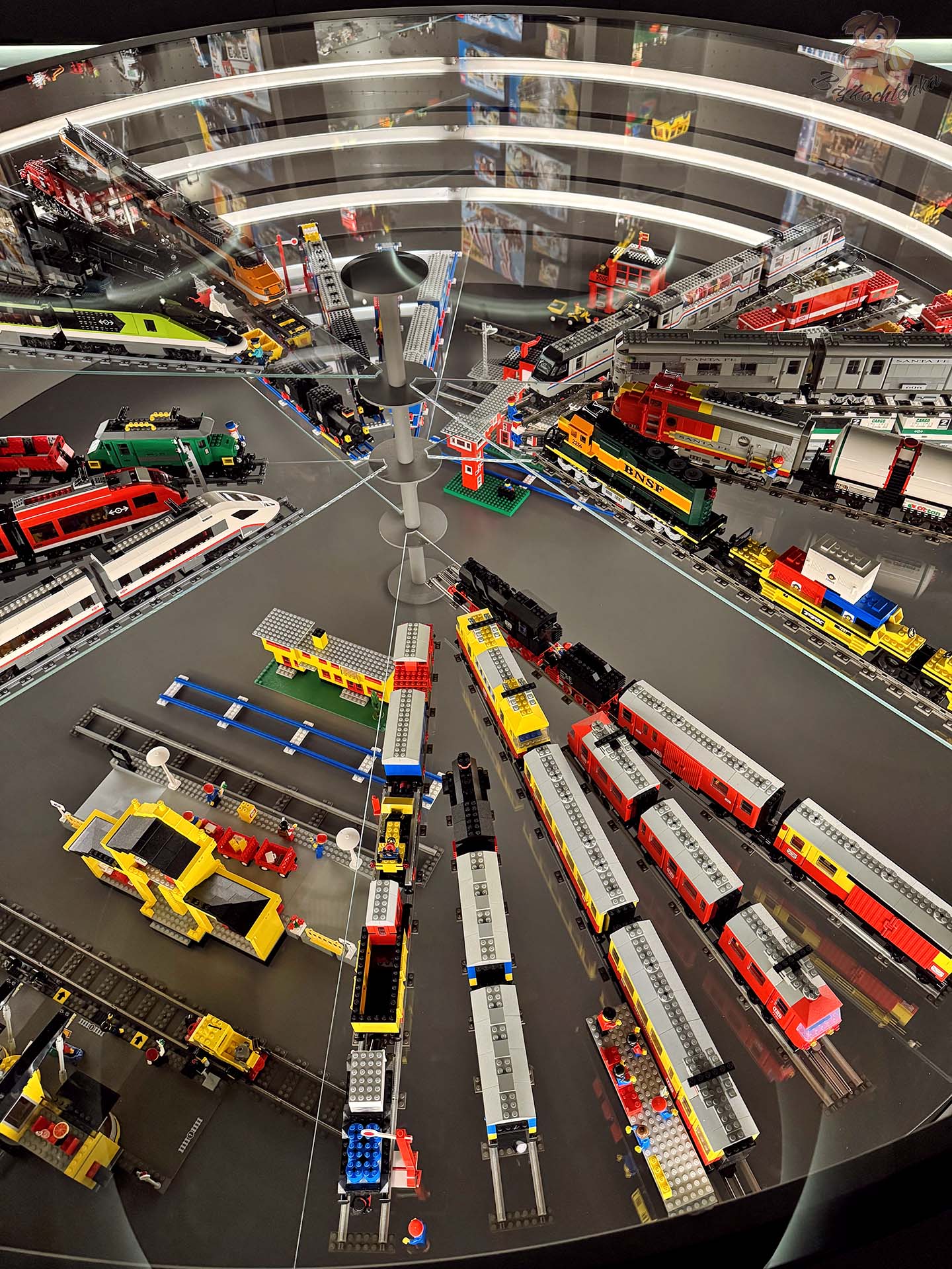 Kolekcja historycznych pociągów LEGO prezentowana w LEGO House Billund