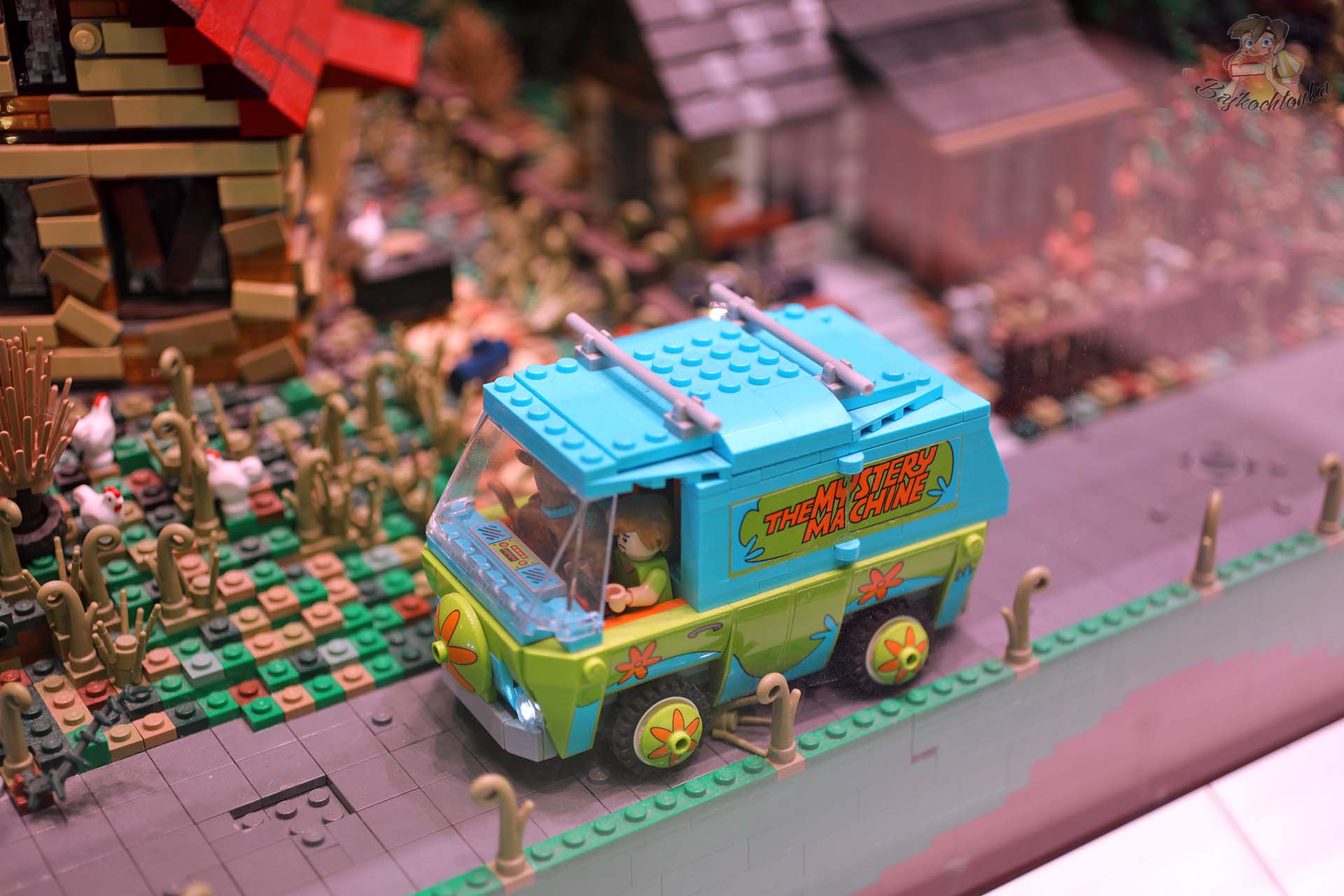 Mystery Machine ze Scooby-Doo zbudowany z klocków LEGO w LEGO House