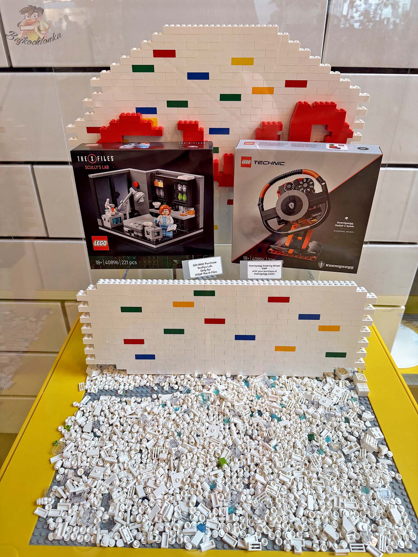Zestawy LEGO prezentowane jako prezenty do zakupów w sklepie LEGO House