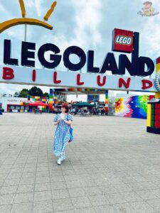 Charakterystyczna brama wejściowa do parku LEGOLAND Billund