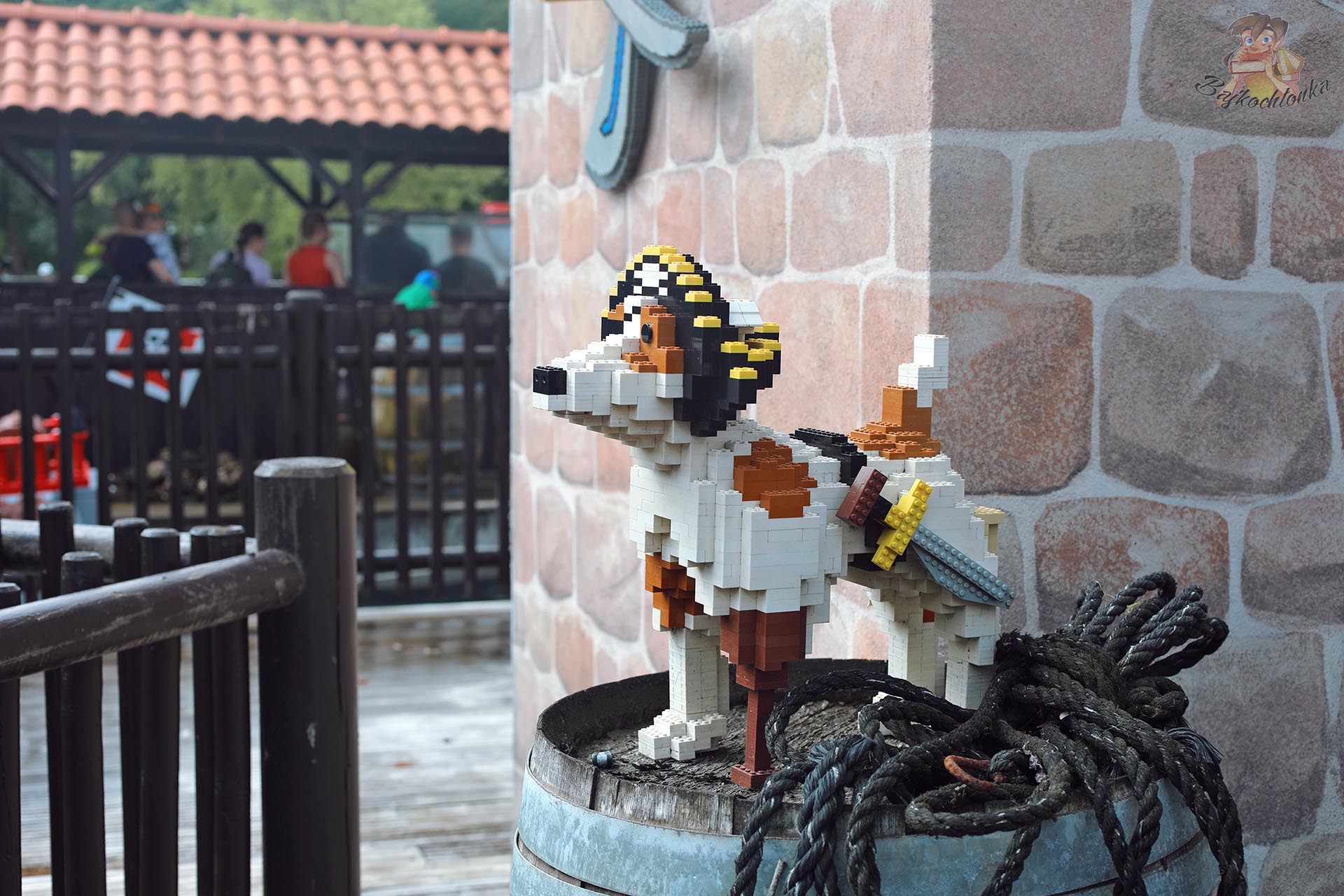 Figura zwierzęcia zbudowana z klocków LEGO przy jednej z atrakcji w LEGOLAND Billund