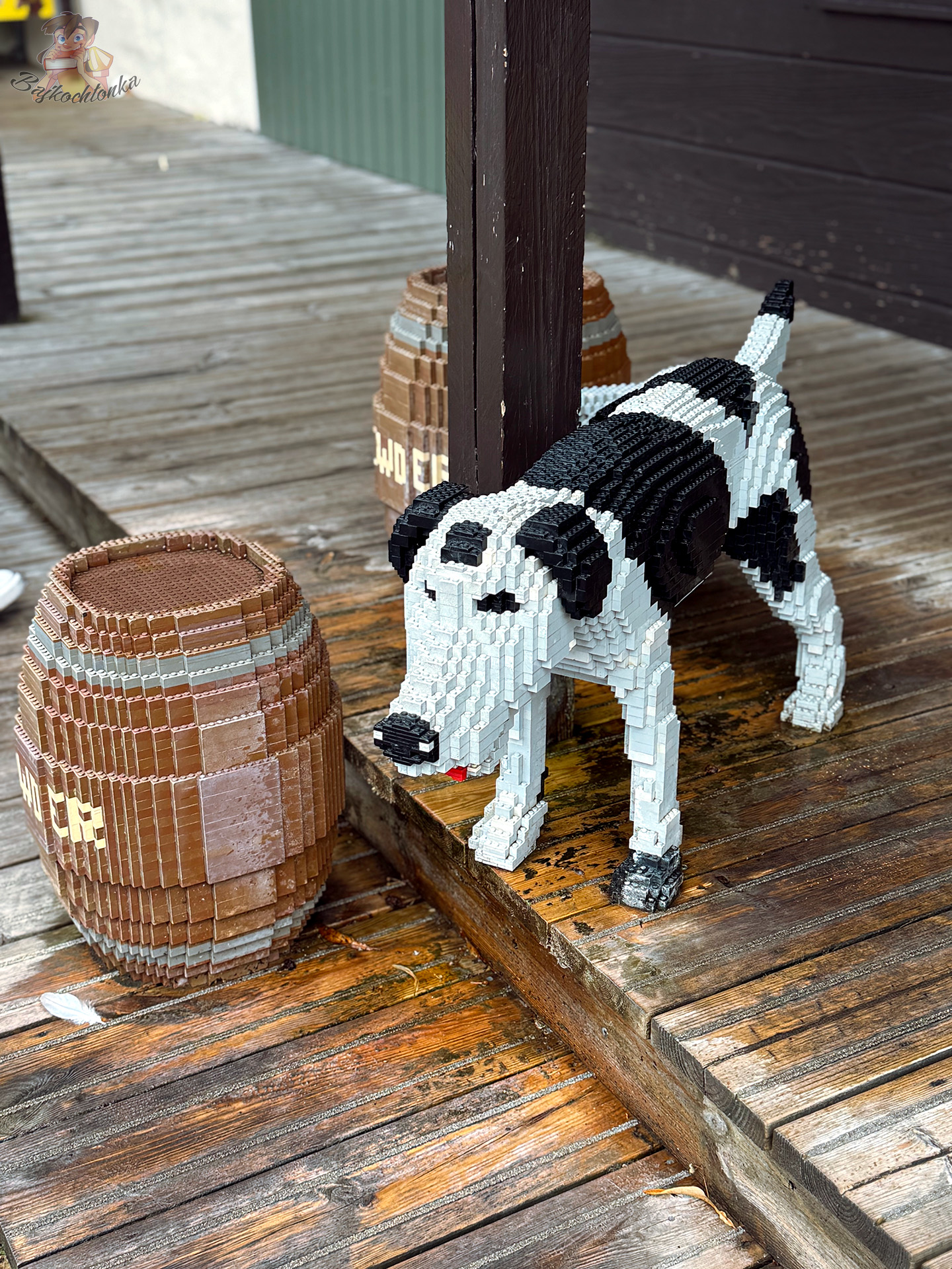 Zwierzę zbudowane z klocków LEGO przy beczkach w LEGOLAND Billund