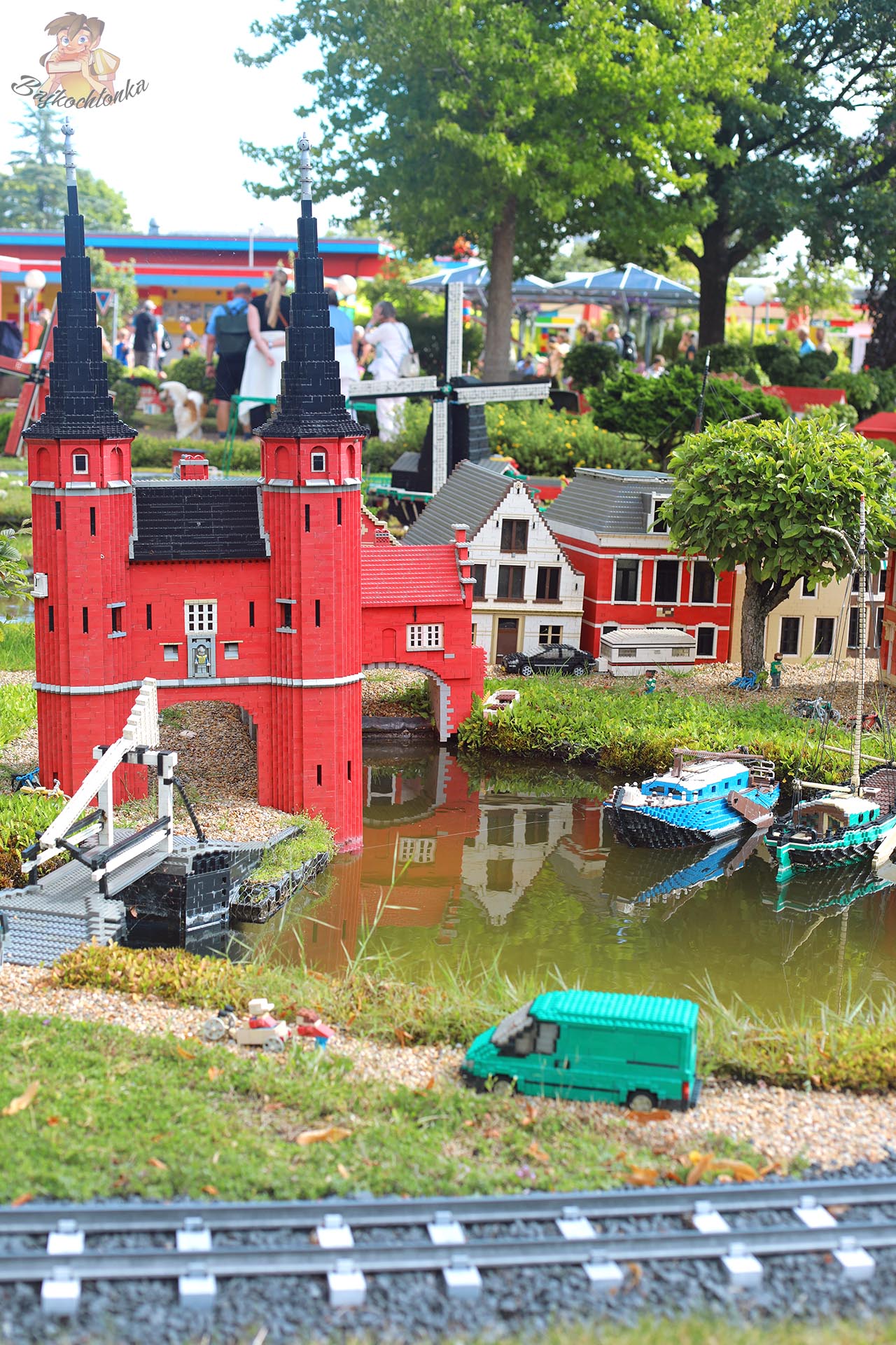 Miniaturowe duńskie budynki, kanał i łodzie z klocków LEGO w Minilandzie