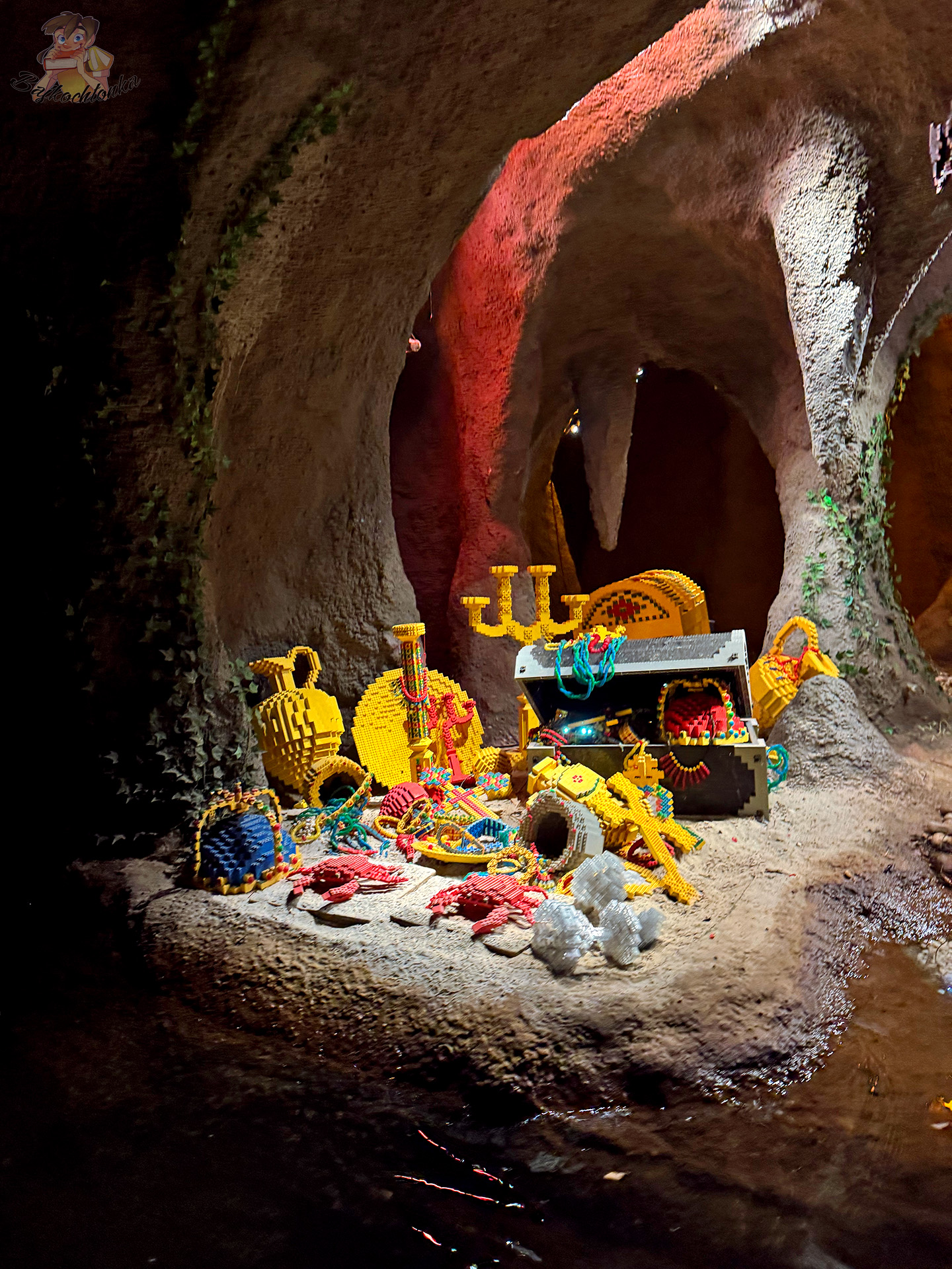 Skrzynia ze skarbami zbudowanymi z klocków LEGO w pirackiej atrakcji LEGOLAND Billund