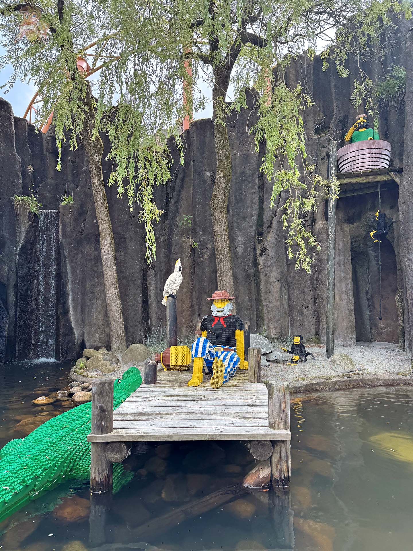 Piracka sceneria z figurami z klocków LEGO w parku LEGOLAND Billund