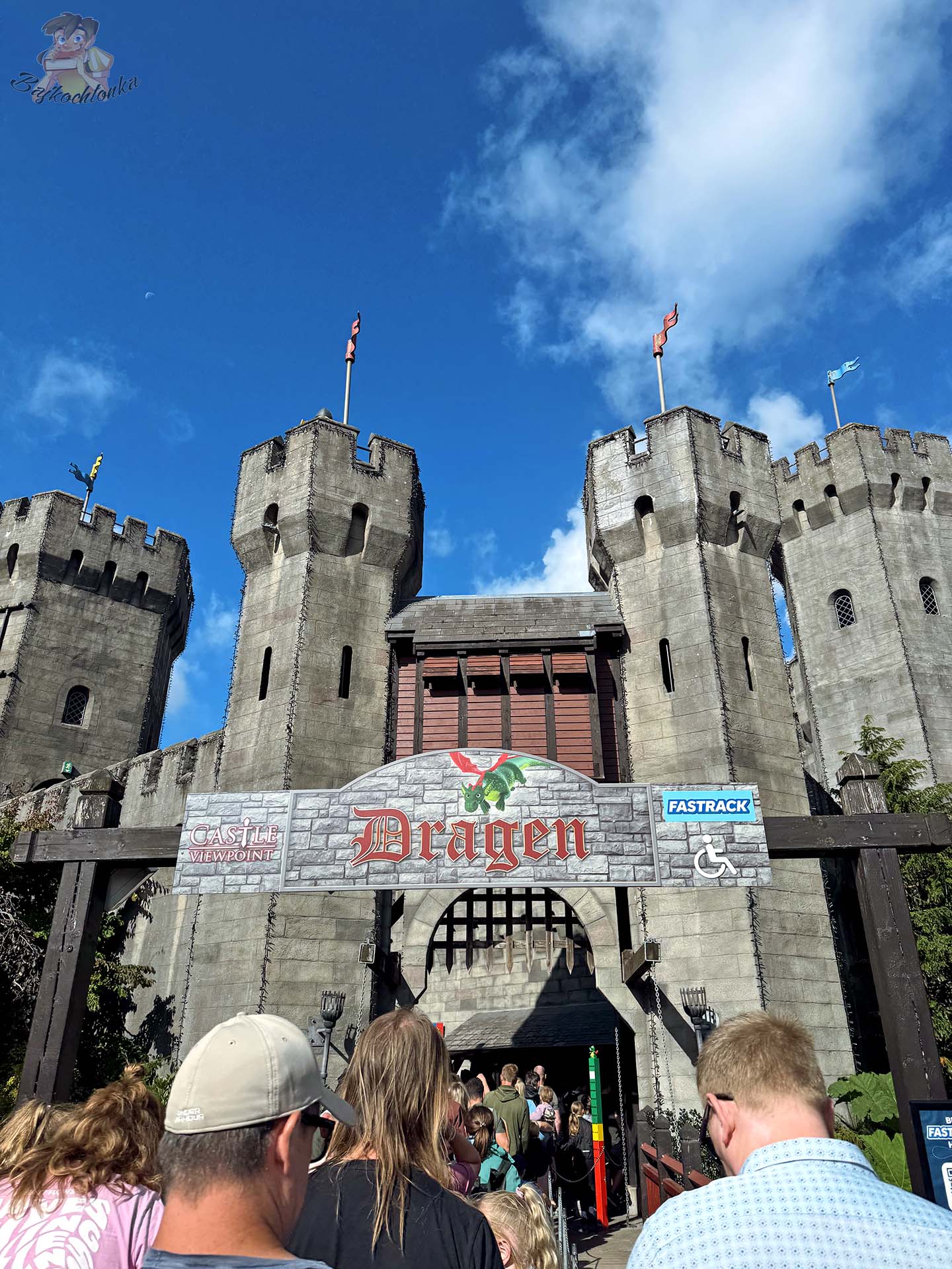 Wejście do atrakcji The Dragon w LEGOLAND Billund z oznaczeniem Fastrack