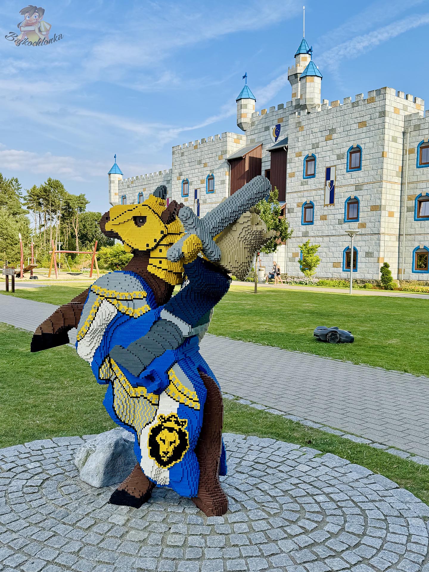 Duża figura rycerza z klocków LEGO przed LEGOLAND Castle Hotel
