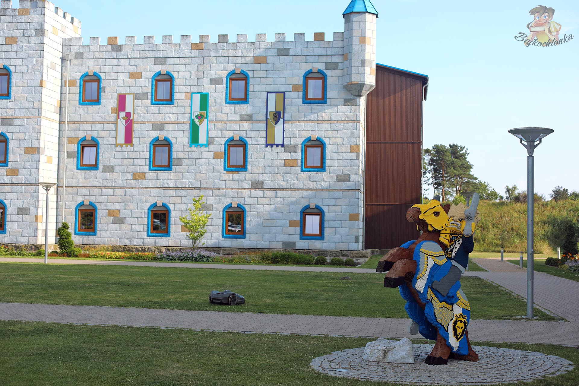 Figura rycerza z klocków LEGO przed LEGOLAND Castle Hotel w Billund