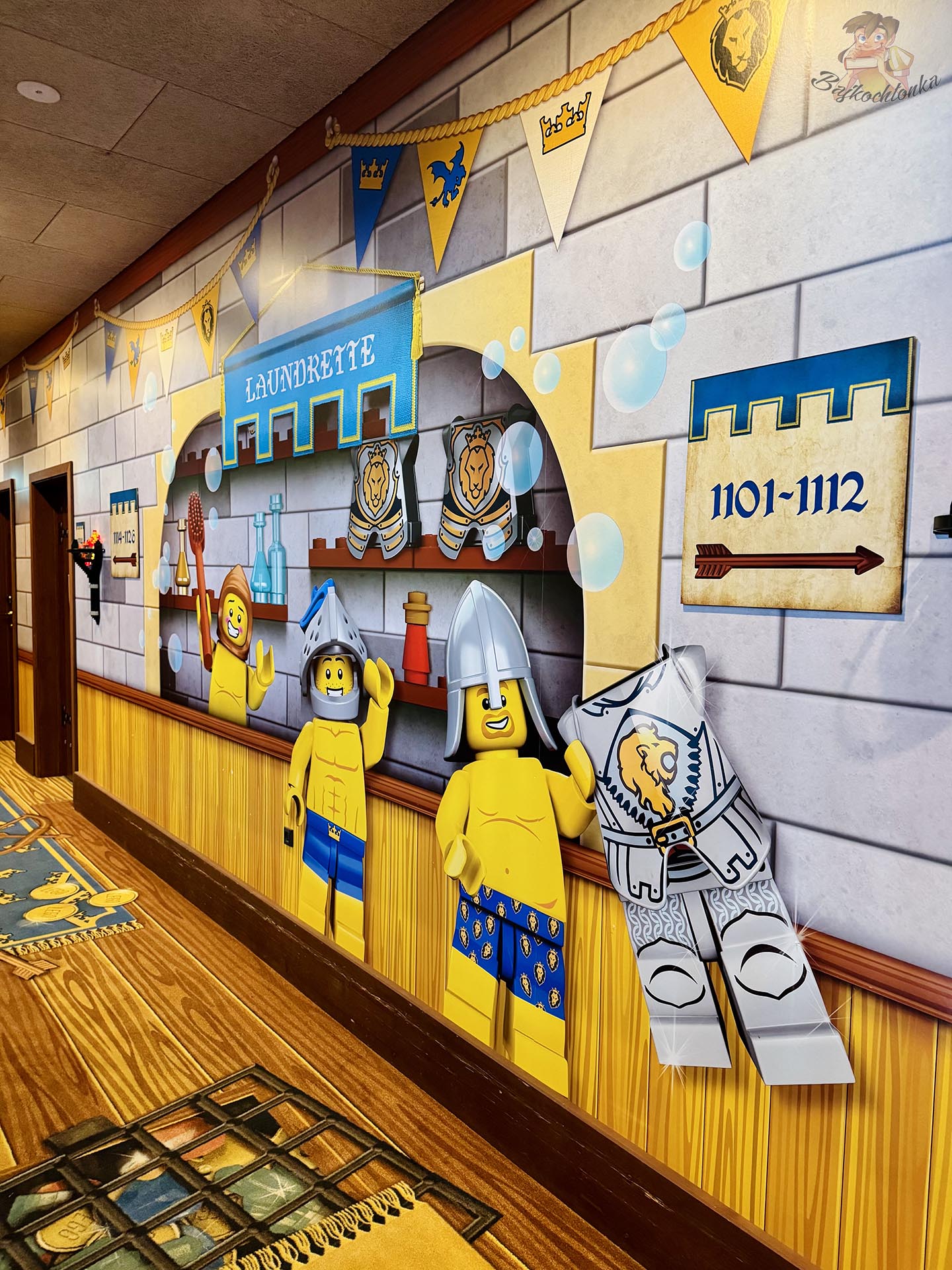 Tematyczny korytarz LEGOLAND Castle Hotel ozdobiony postaciami LEGO
