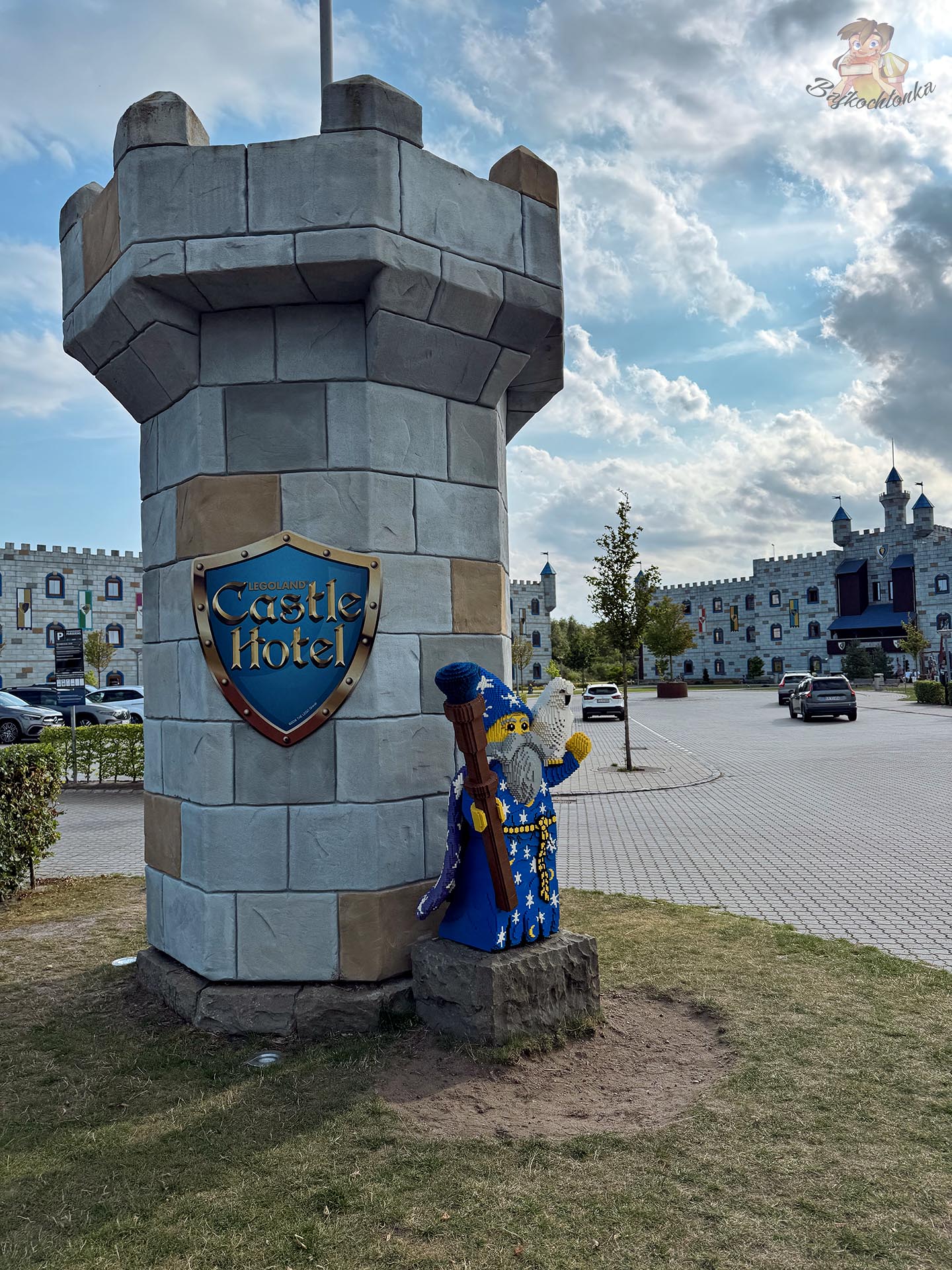 Wejście do LEGOLAND Castle Hotel w Billund z figurą czarodzieja LEGO