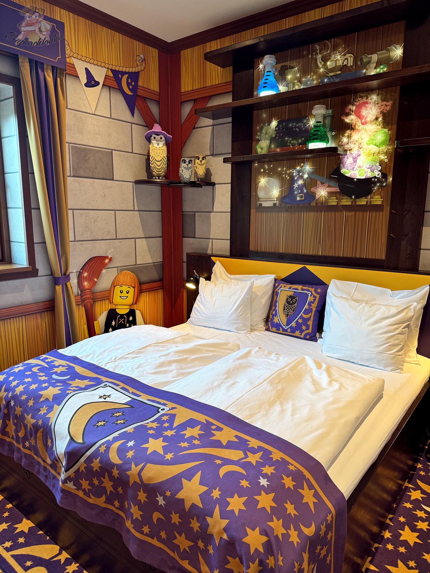 Czarodziejskie dekoracje przy oknie w pokoju Wizard Room w LEGOLAND Castle Hotel