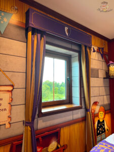 Czarodziejskie dekoracje przy oknie w pokoju Wizard Room w LEGOLAND Castle Hotel