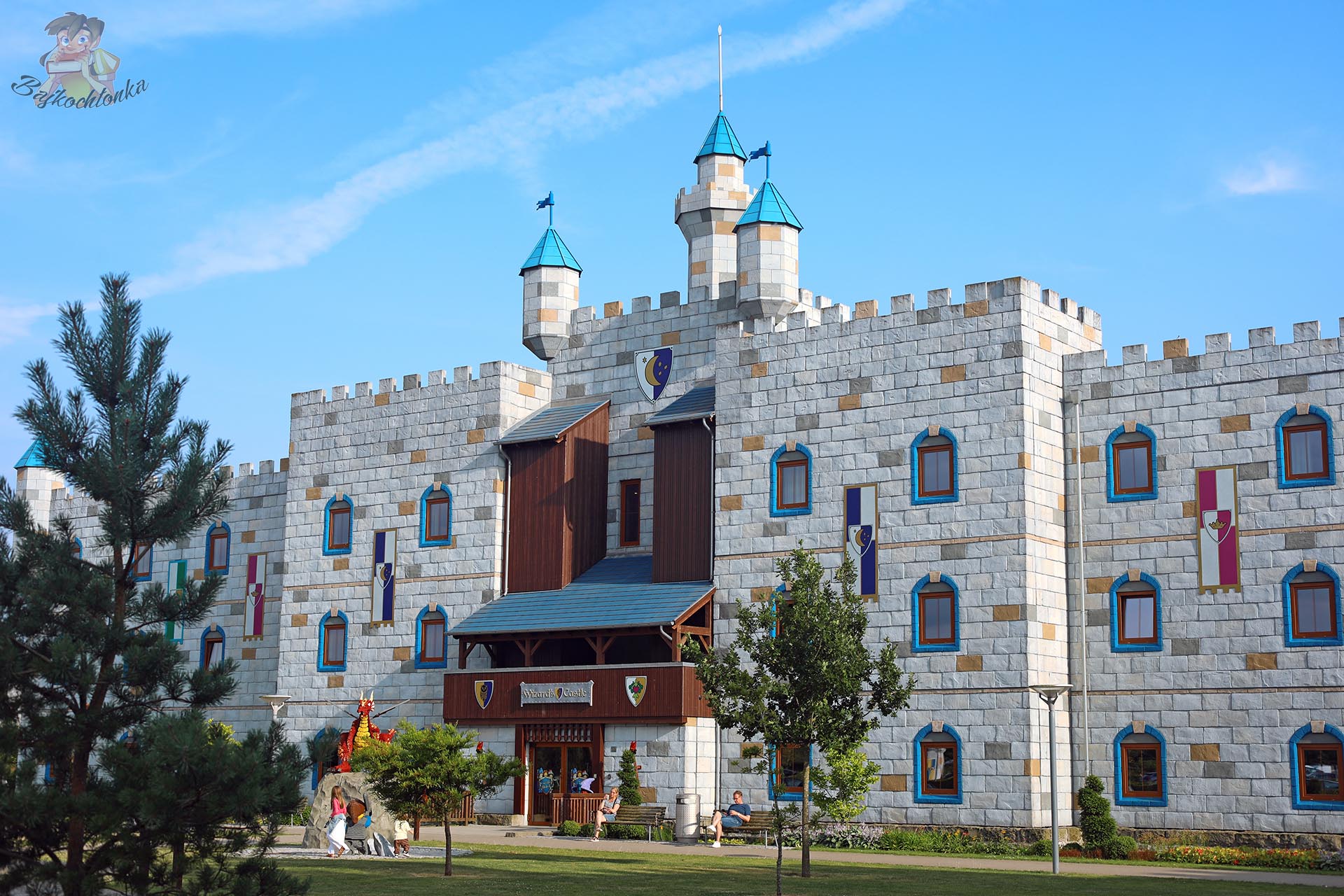 Wizard’s Castle w LEGOLAND Castle Hotel w Billund w słoneczny dzień