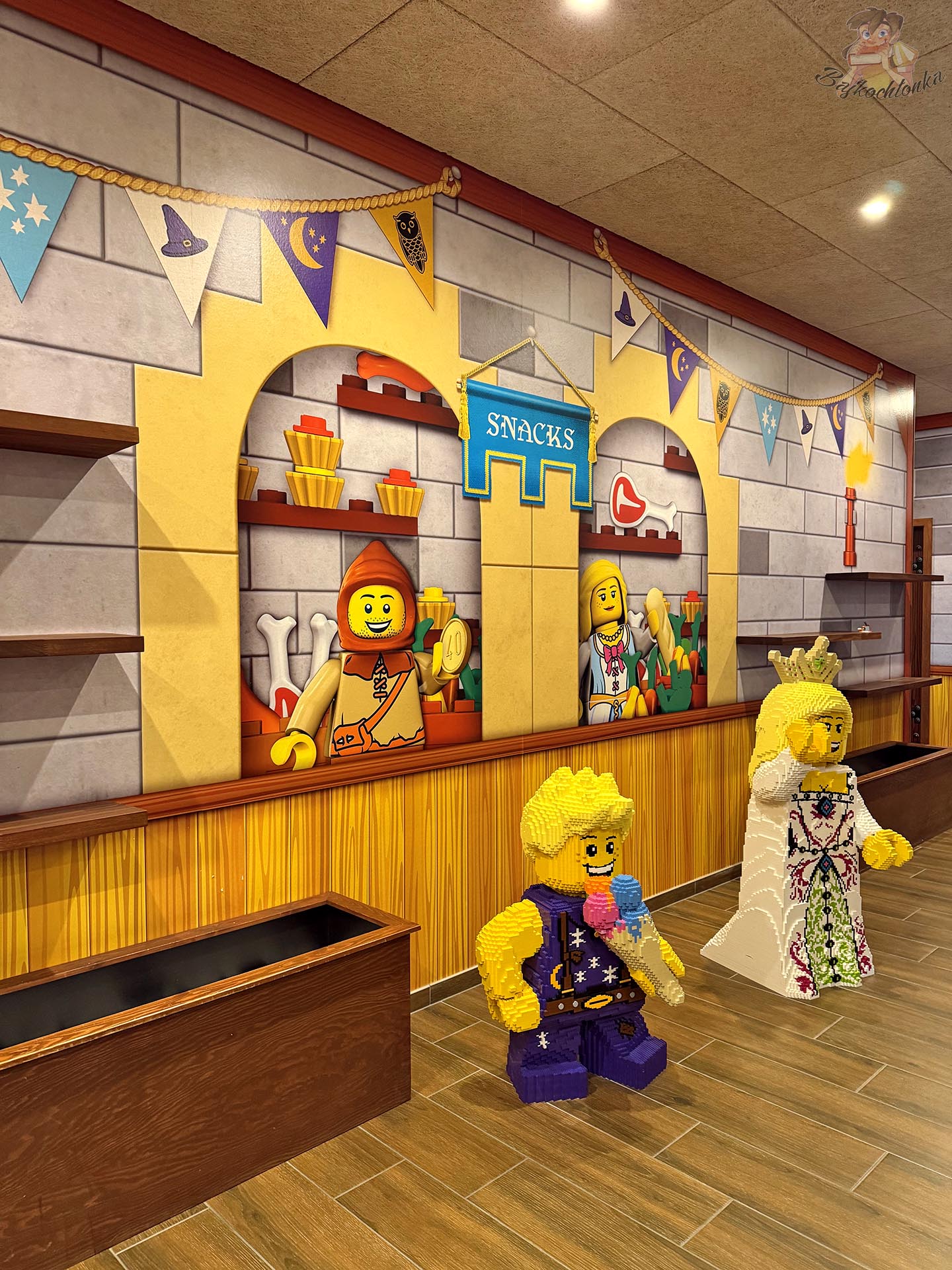 Tematyczne wnętrze LEGOLAND Castle Hotel z dużymi figurami LEGO